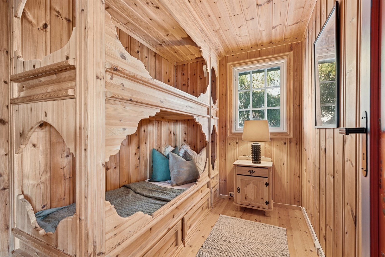 Soverom 2 i hovedetasjen med innebygd køyeseng som er utsmykket med sjarmerende detaljer. Galleribilde