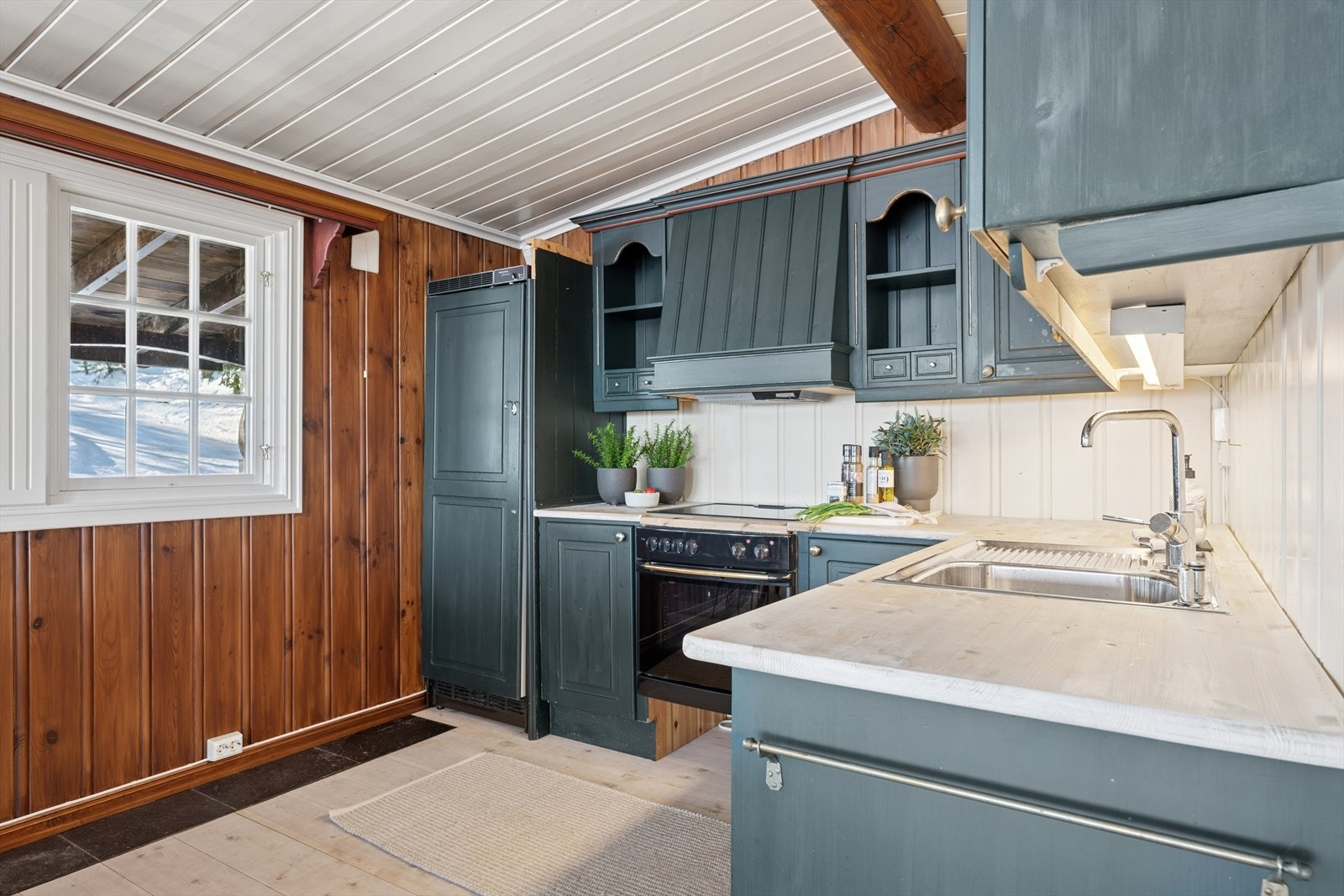 Langs yttervegg i opprinnelig stue og kjøkken er det flislagt felt med varmekabel. Galleribilde