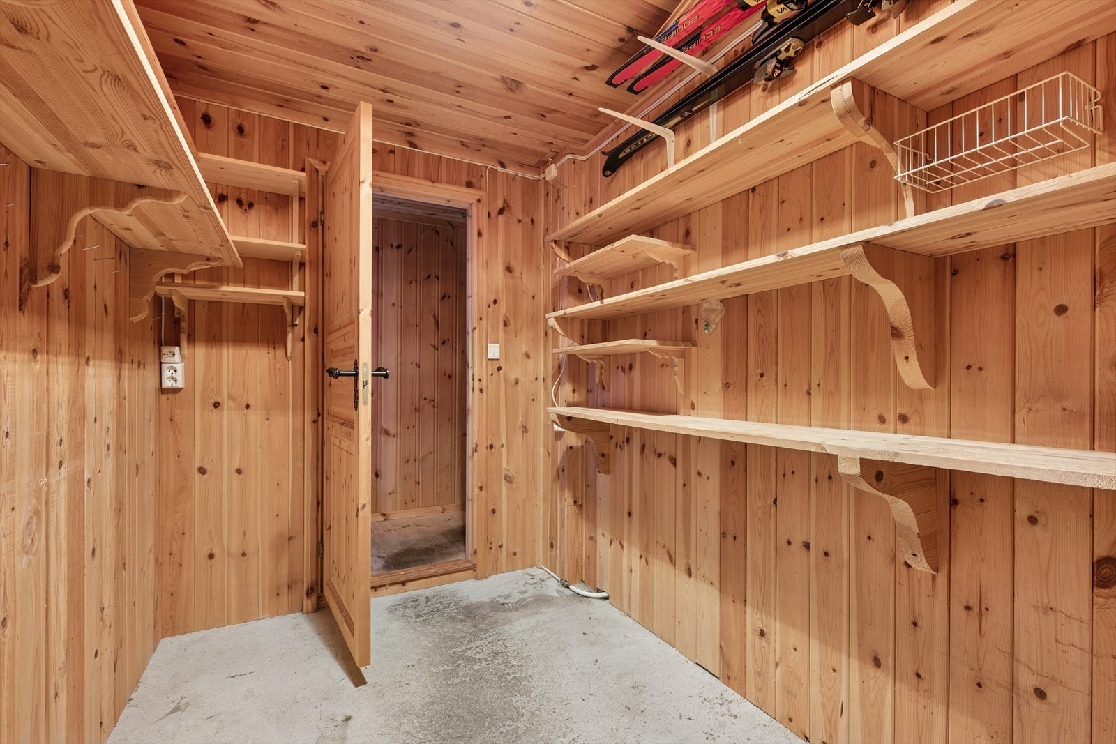 Praktisk bod med tilgang både fra innsiden og utsiden. Galleribilde