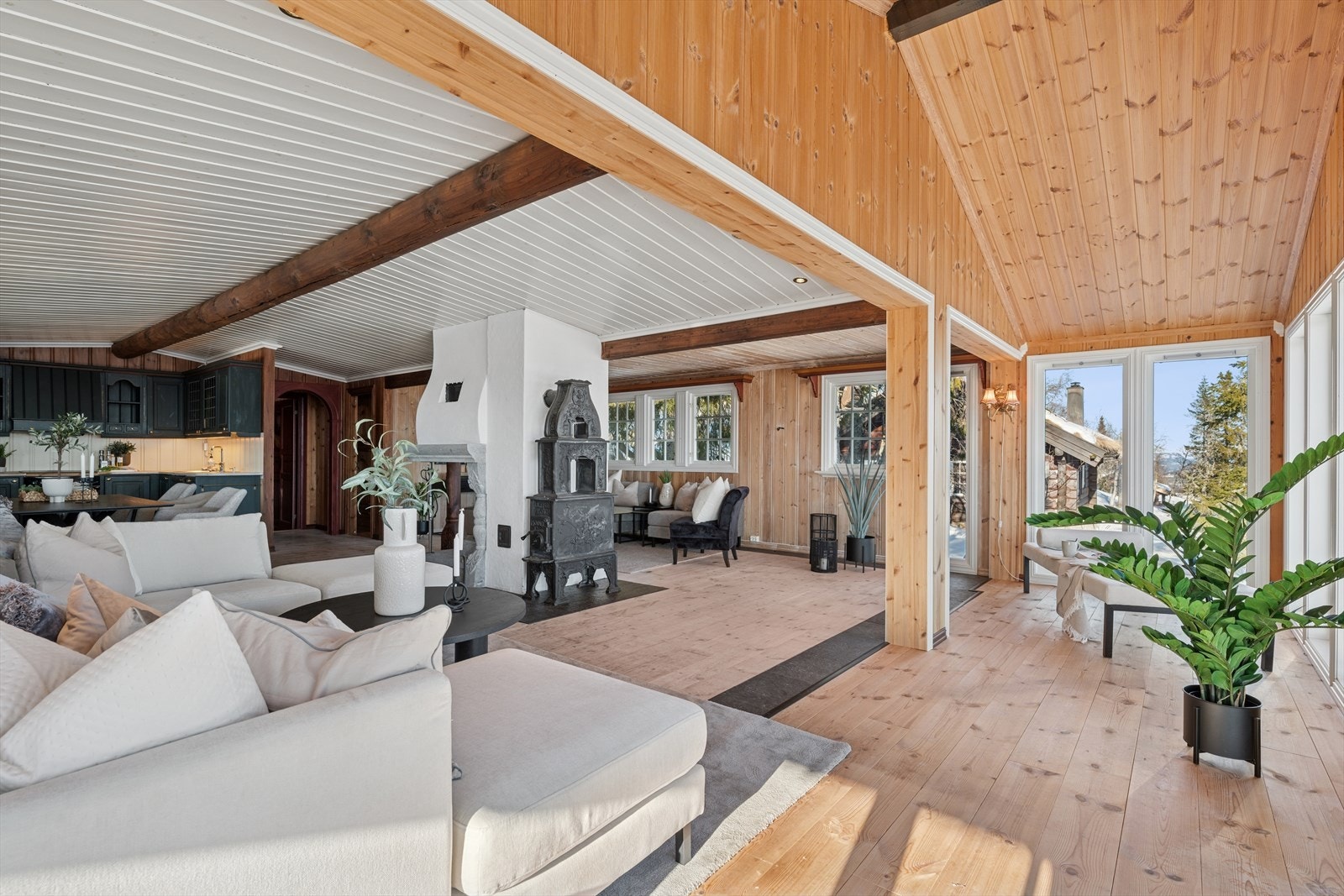 Ved siden av peisen finner du en vedovn, som gir ekstra varme og en lun atmosfære. Galleribilde