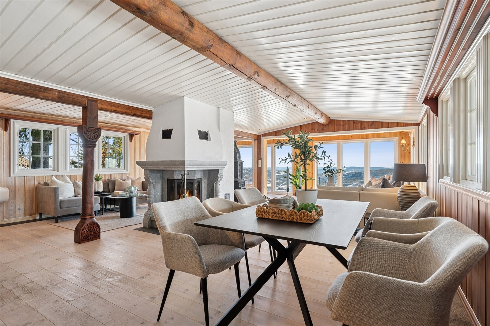 På kjølige dager gir den solide peisen den rette hyttekosen. Galleribilde