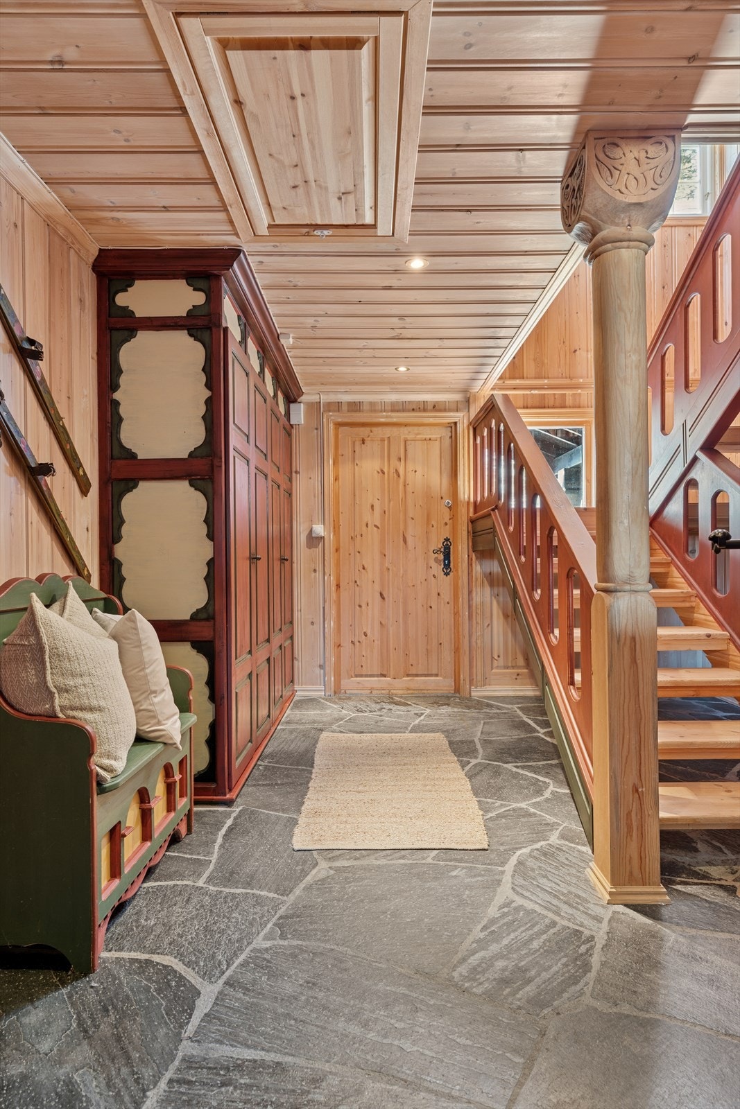 Her er det god plass til yttertøy og sko, samt at det er oppbevaringsplass i garderobeskapet. Galleribilde