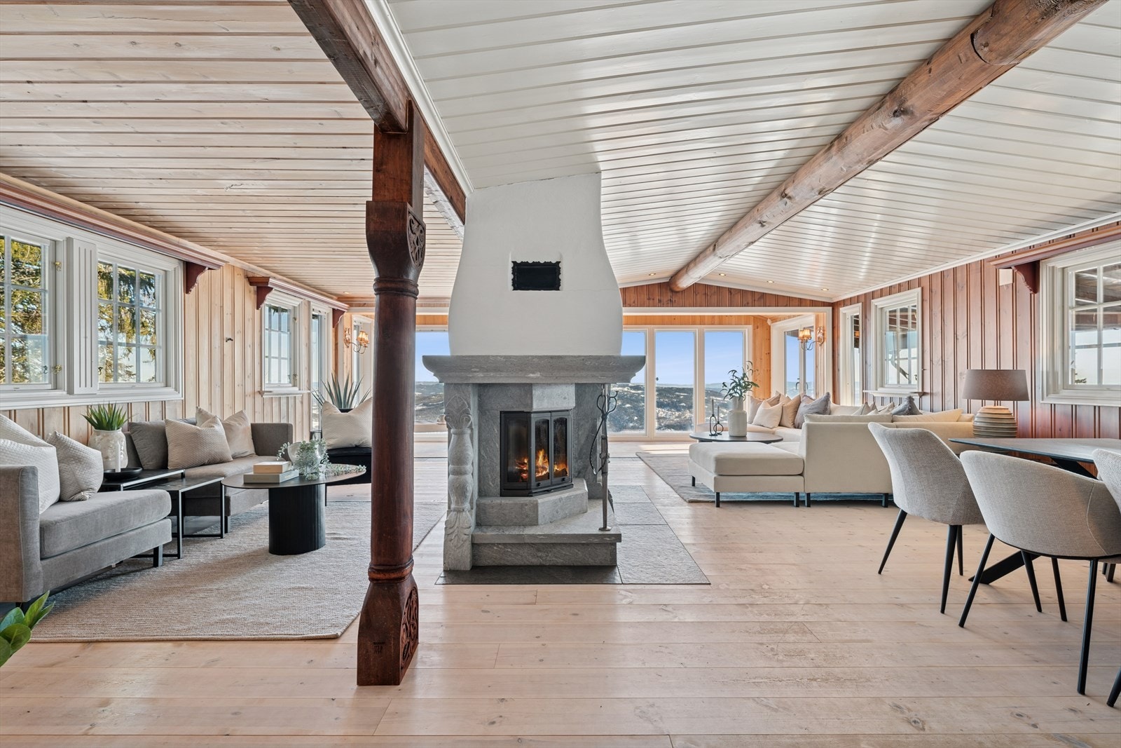 En innbydende og romslig stue, med en åpen planløsning og gode møbleringsmuligheter. Galleribilde