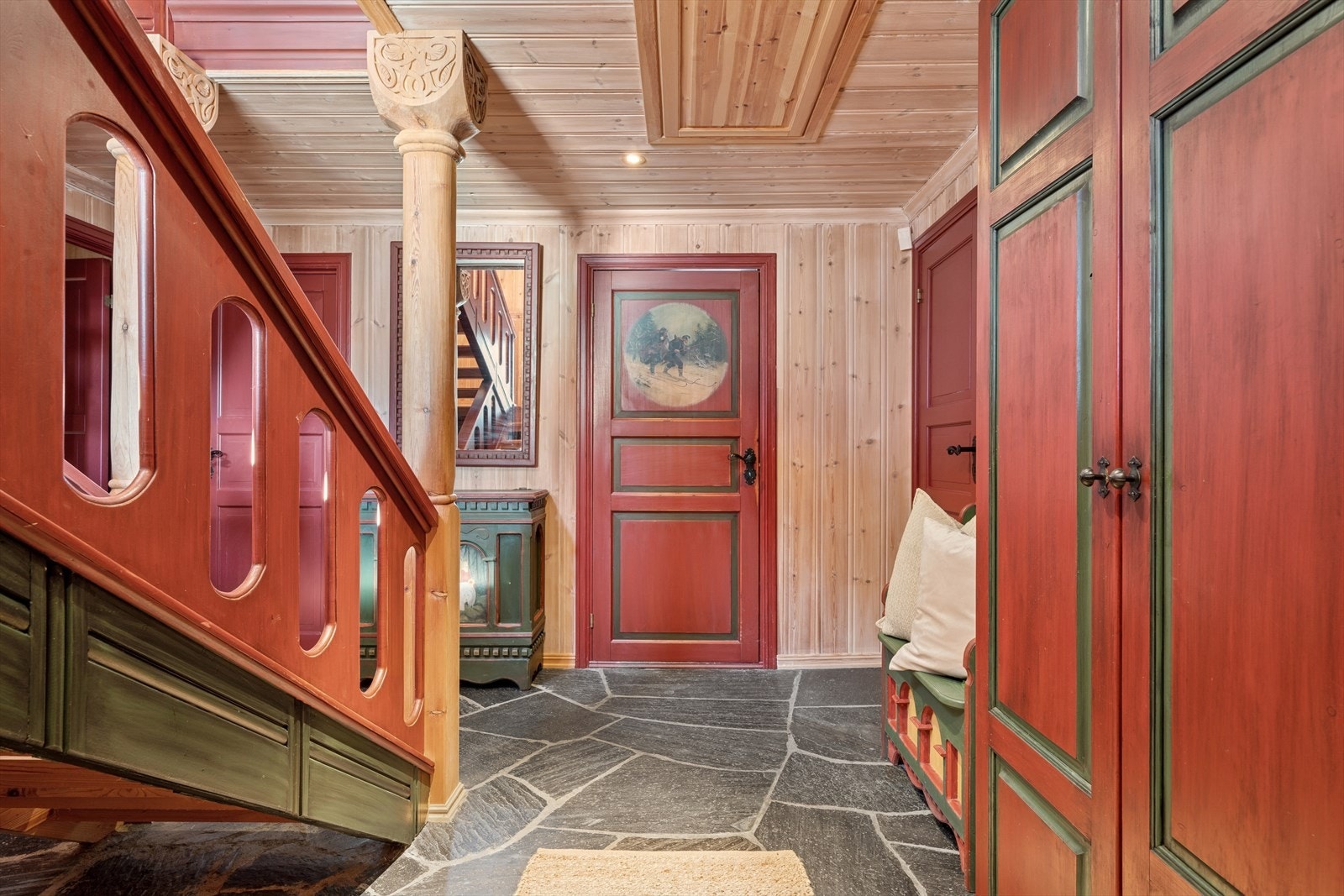 En romslig gang med bruddskifer på gulvet. Galleribilde