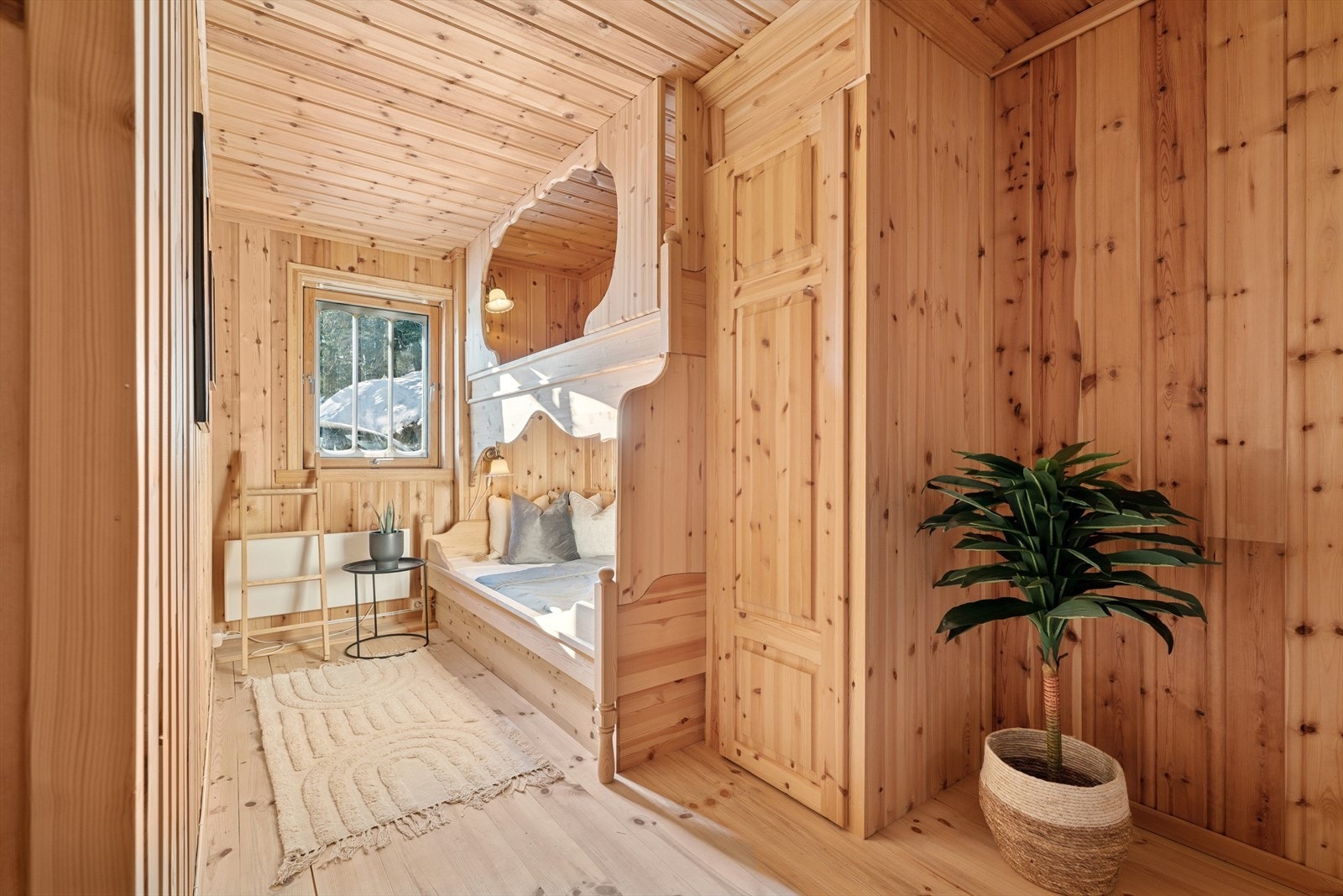 I hovedetasjen er det en tidligere bod som i dag er innredet som det tredje soverommet i etasjen. Galleribilde