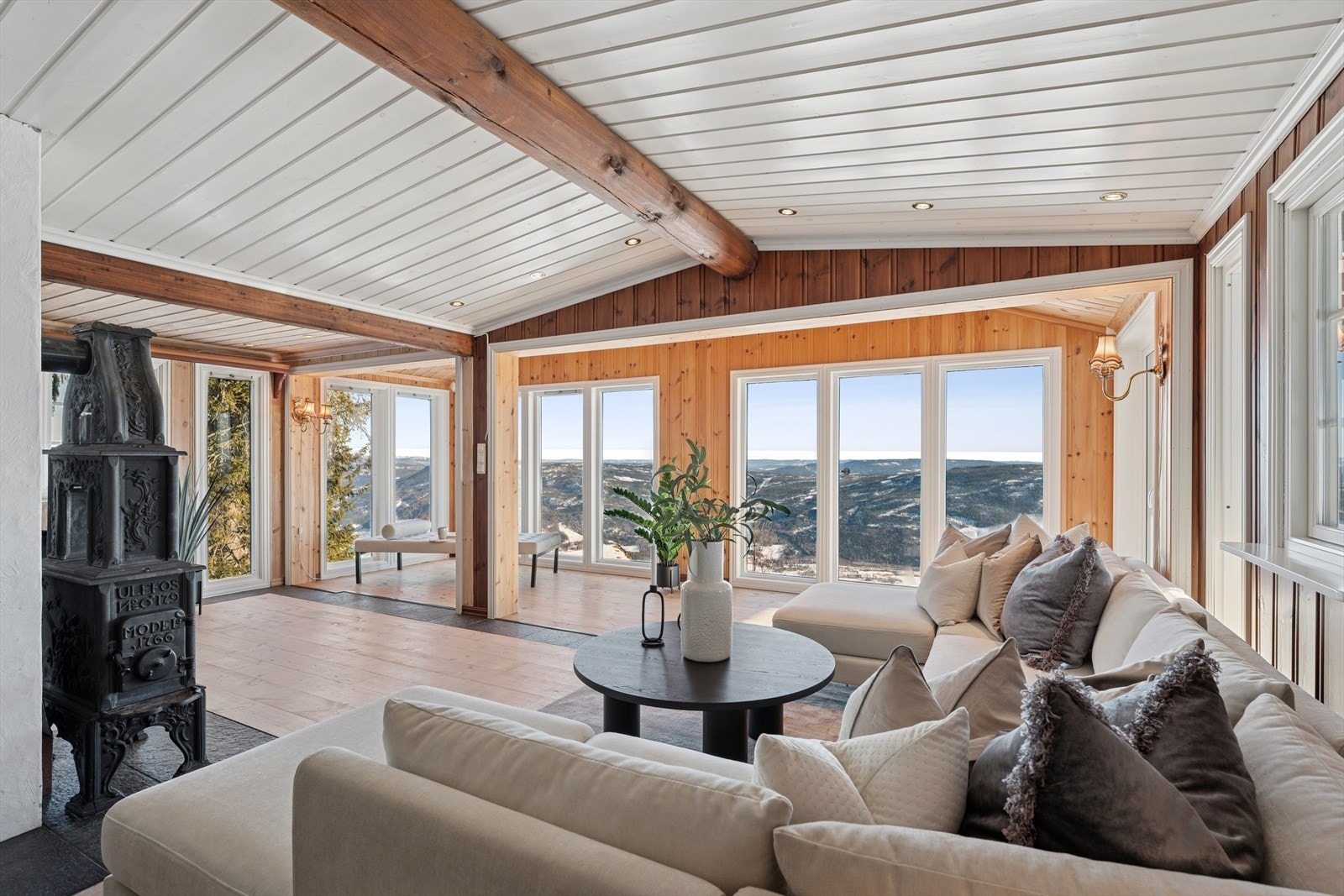 Store vindusflater skaper en følelse av å være tett på naturen. Galleribilde