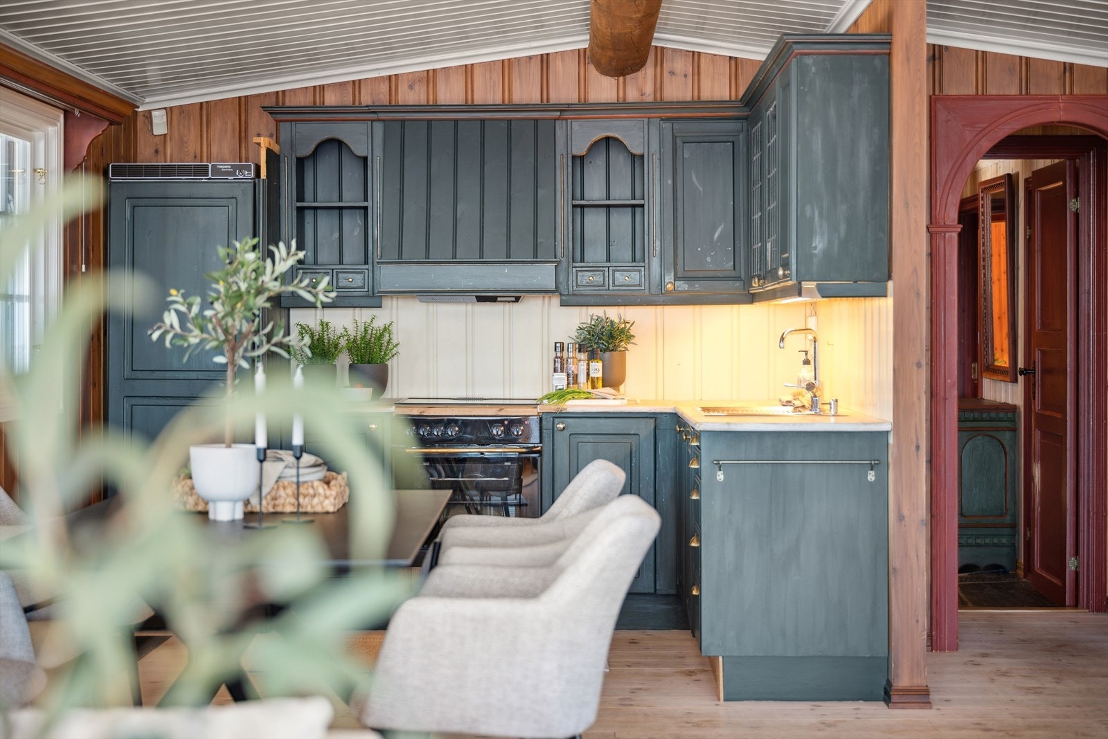 Kjøkkeninnredning fra 2003 i heltre, med malte heltre fronter. Galleribilde