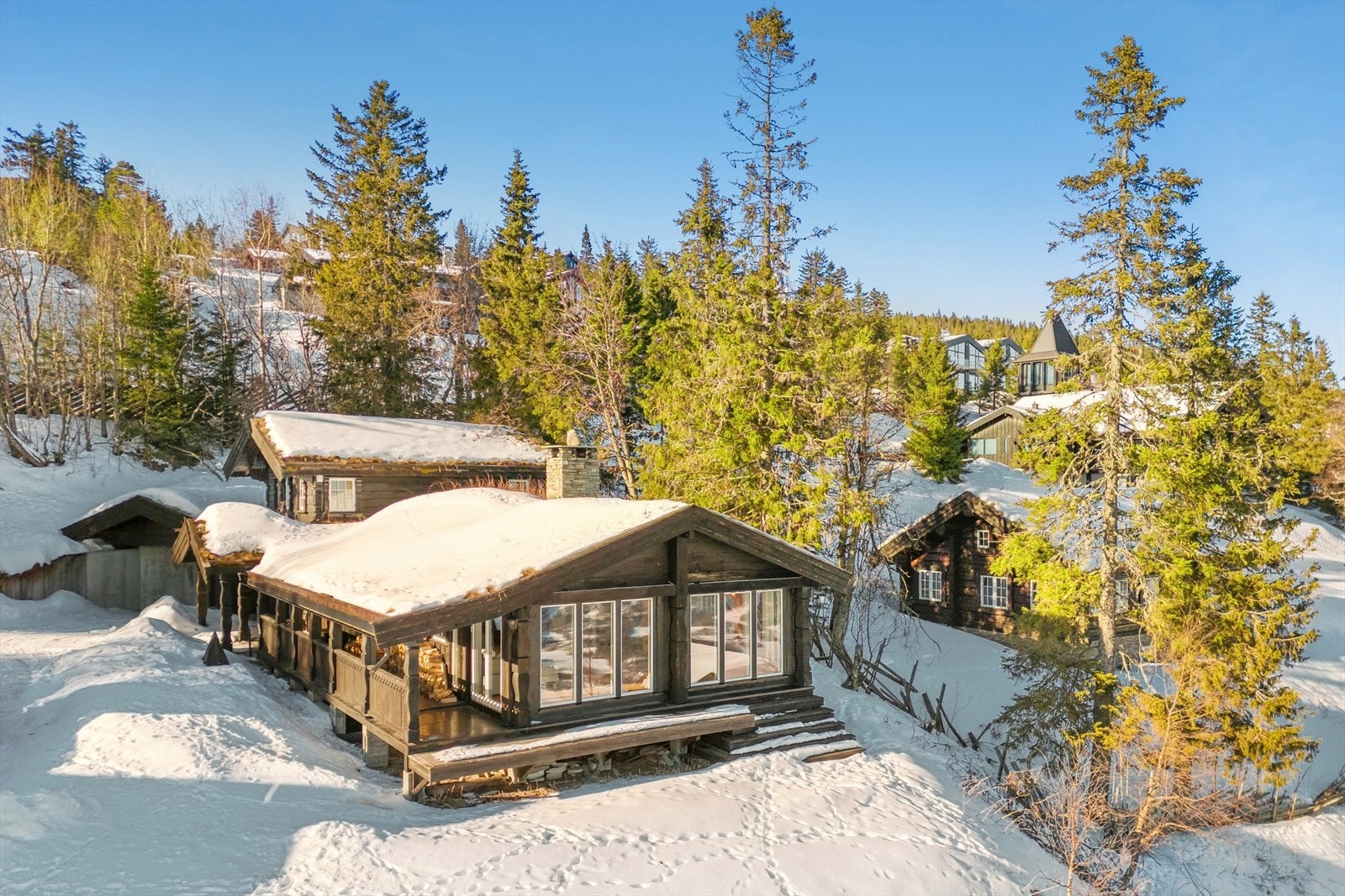 Hytta ble opprinnelig bygget i 1991, tilbygget og utvidet i flere etapper. Galleribilde