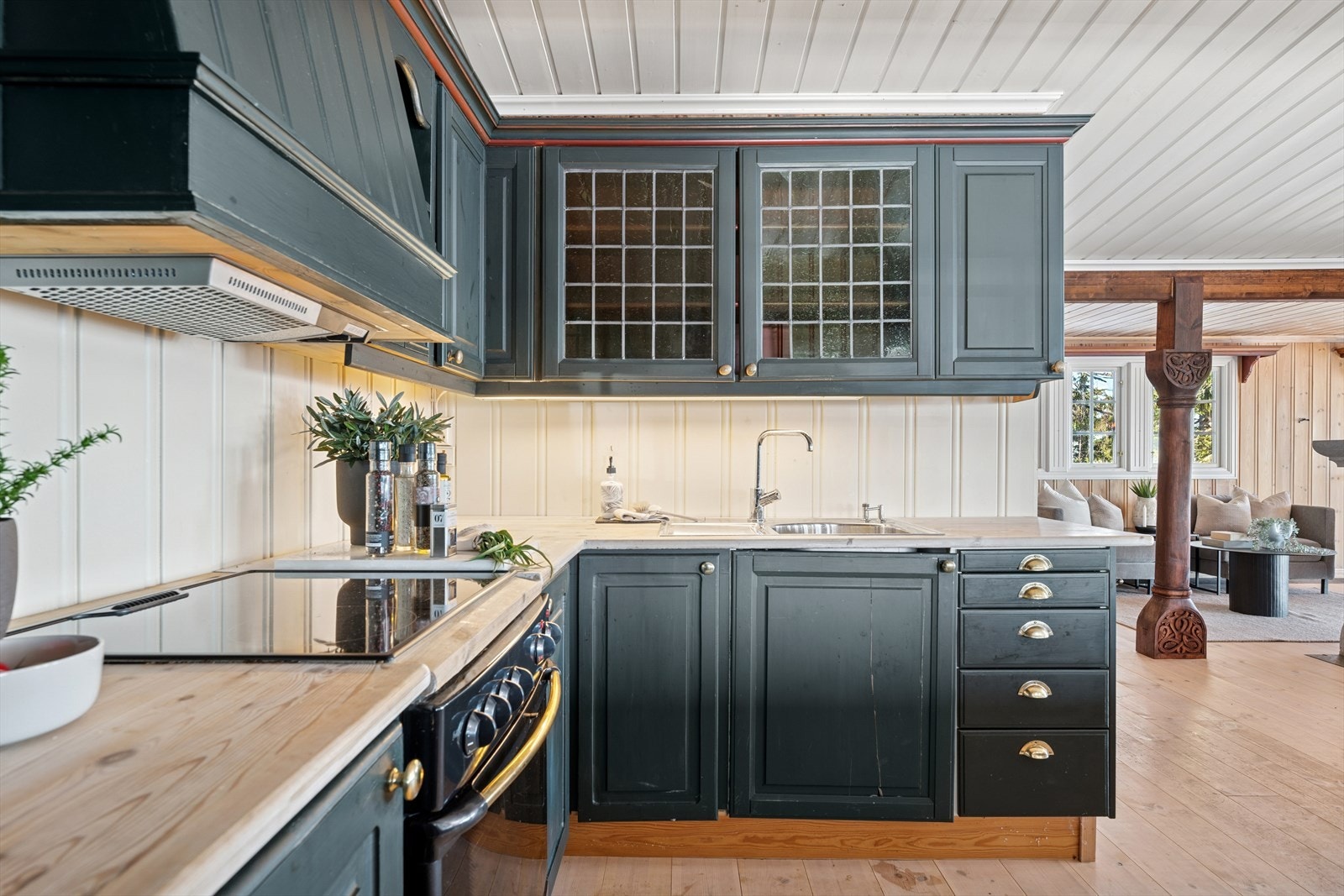 Heltre benkeplate med benkebeslag/oppvaskkum i stål. Galleribilde