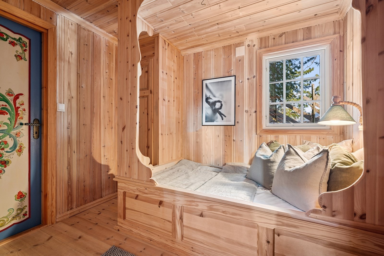 Soverom 1 i hovedetasje. Det mulighet for totalt 5 soverom i hytta. Galleribilde