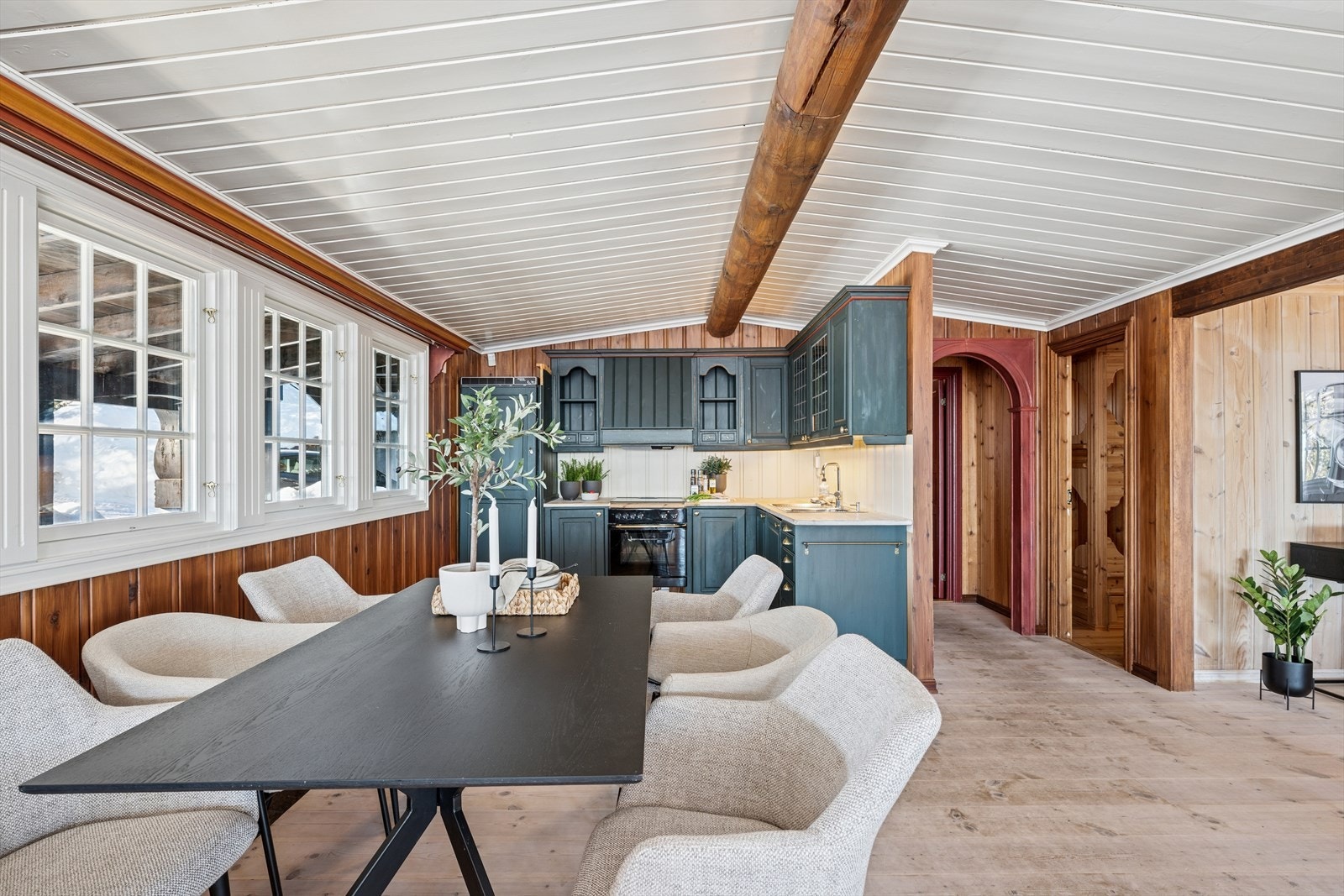 Kjøkkenet har en åpen løsning mot stuen, noe som skaper en sosial og hyggelig atmosfære. Galleribilde