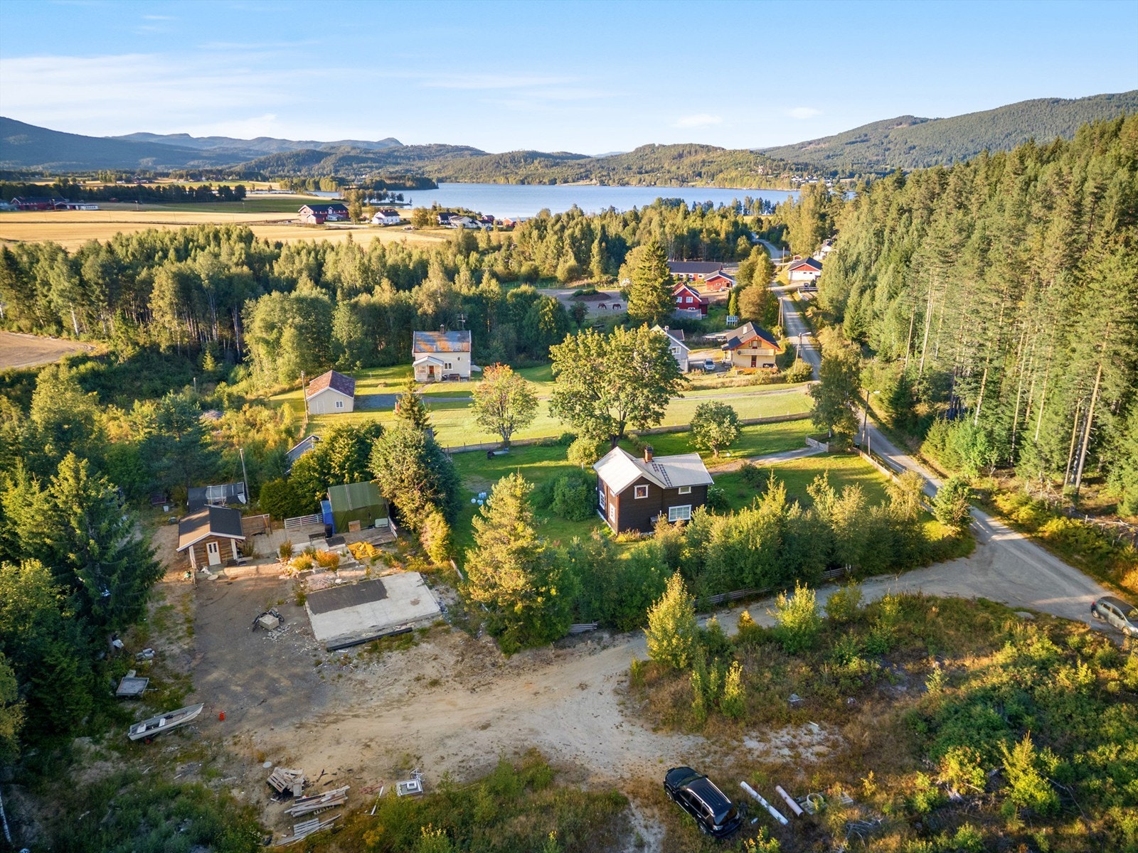 Fra eiendommen er det kort vei ned til vann med gode bade- og fiskemuligheter Galleribilde