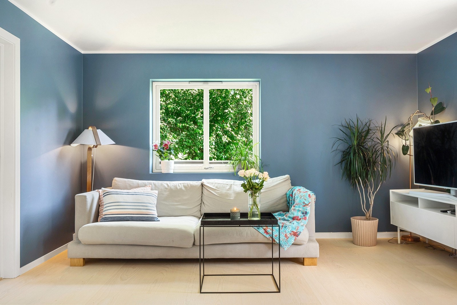 Stuen har en praktisk utforming. I enden av rommet er det avsatt en hyggelig krok for sofagruppe og TV. Galleribilde