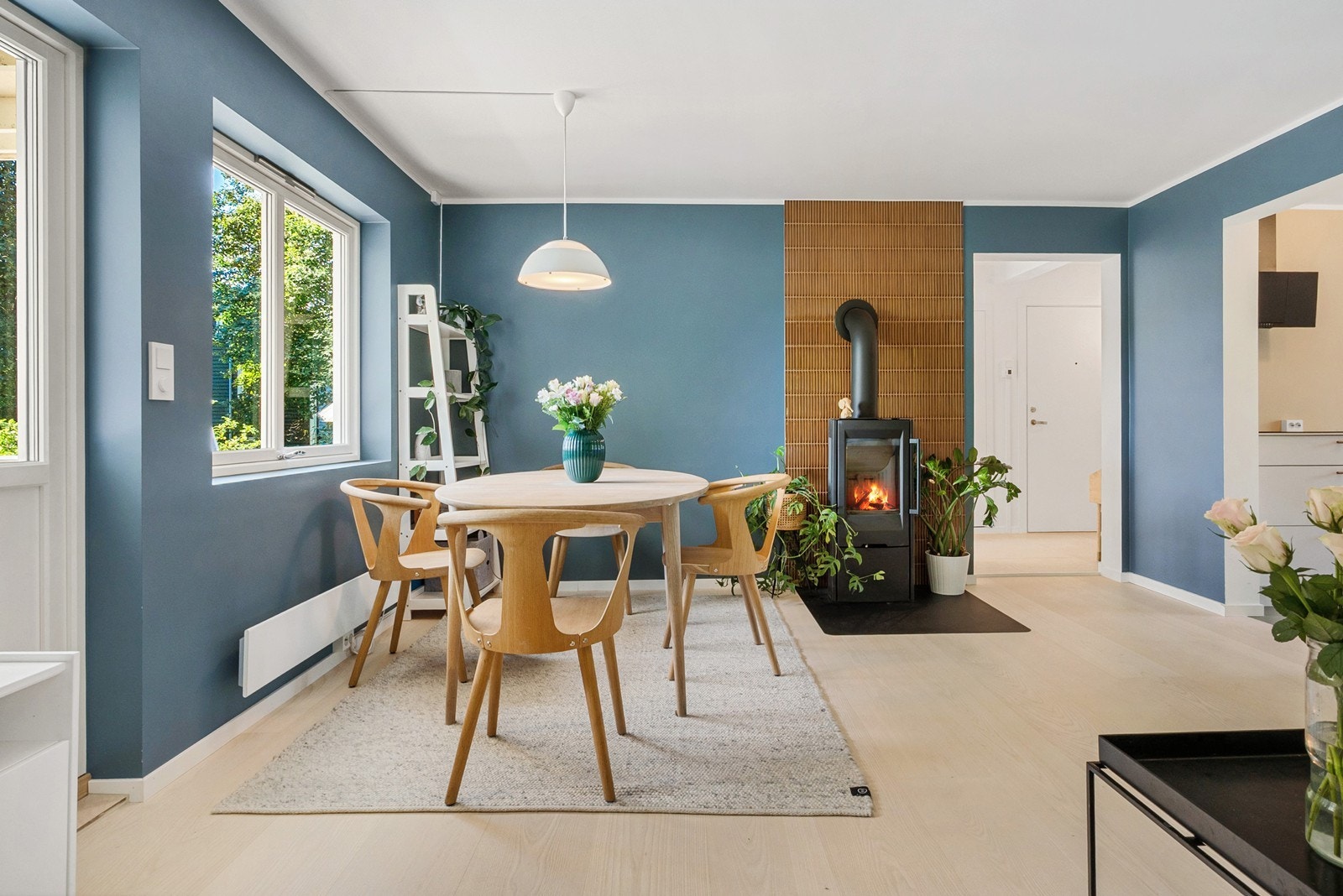 Stuens utforming gjør det enkelt å møblere med både spisestue og sofagruppe, der spisestuen er naturlig plassert like ved kjøkkenet. Galleribilde