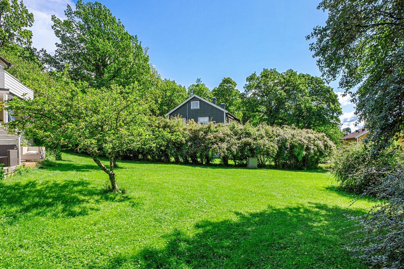 Innenfor kort avstand fra boligen finner man sentrum, handelsområde, butikker, skoler og barnehager, samt strender, badeplasser og turområder. Galleribilde