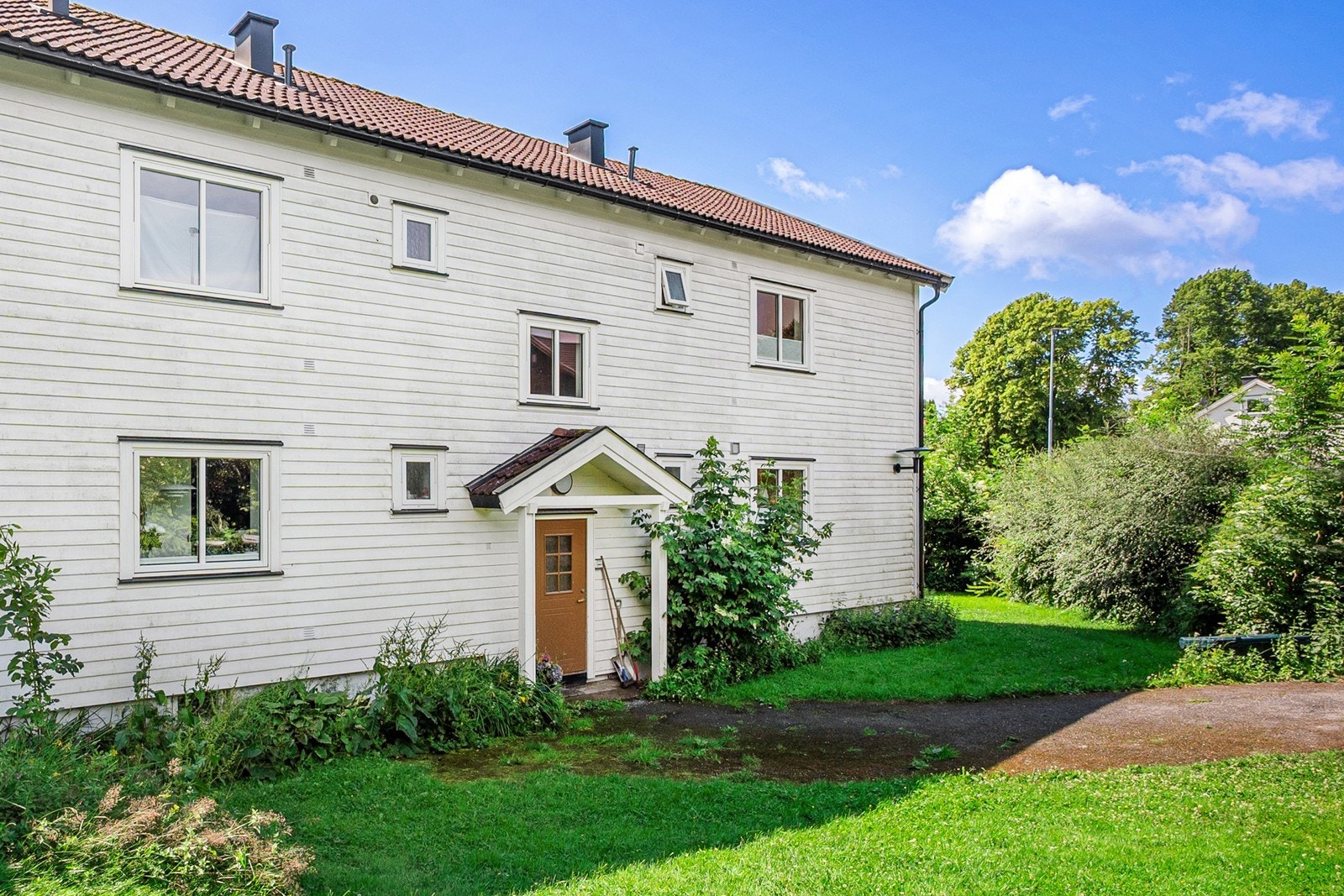 Enkel adkomst via et felles inngangsparti kun noen få trappetrinn opp. Velkommen til en hyggelig visning! Galleribilde