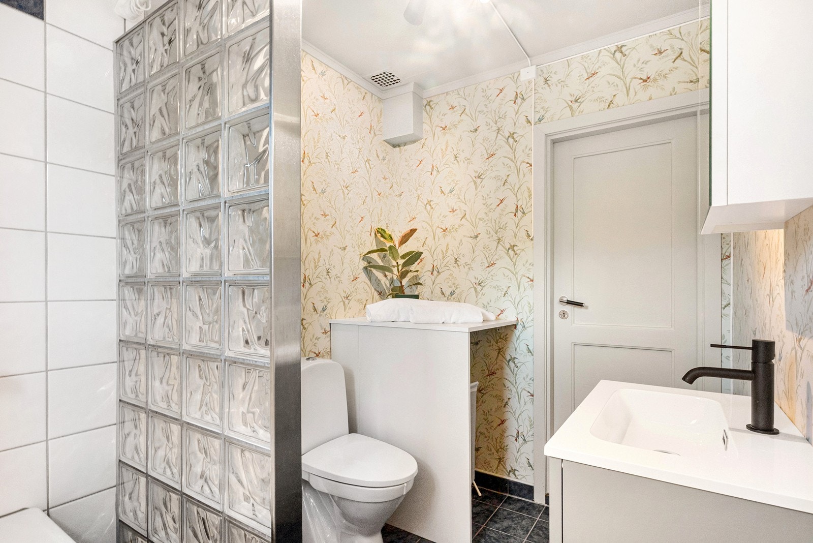 I 2025 er det montert ett nytt badekar i tidligere dusjnisje, med nytt dusjarmatur og servant. Galleribilde