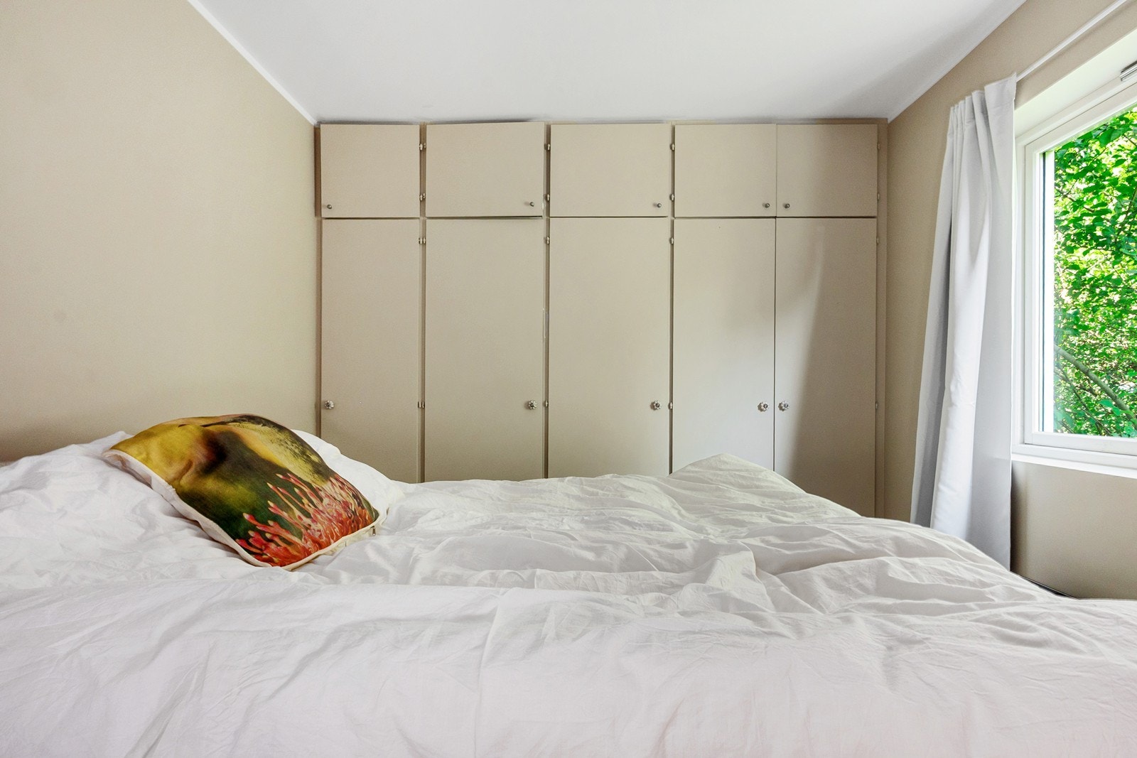 Hovedsoverommet ligger ved stuen, med plass til dobbeltseng og har gode oppbevaringsmuligheter i plassbygd garderobeskap. Galleribilde