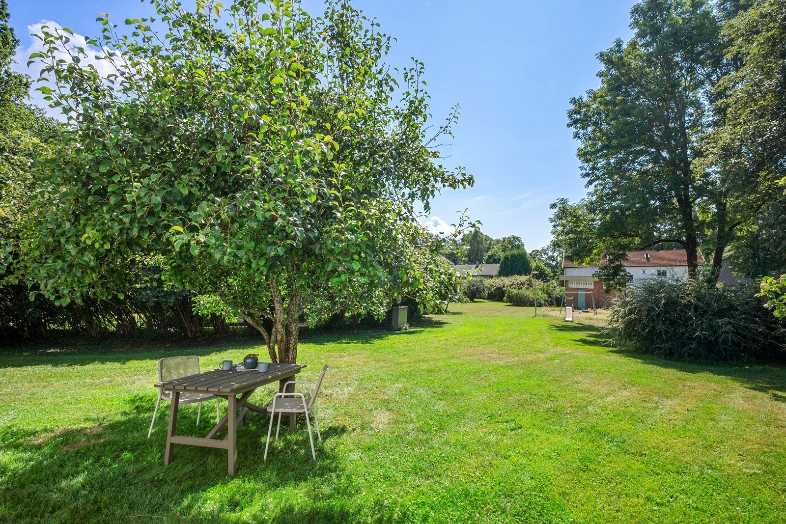 Borettslaget har en grønn og velstelt felles hage. Tomten har ellers div. beplantning og grenser mot friområde med lekeapparater. Galleribilde
