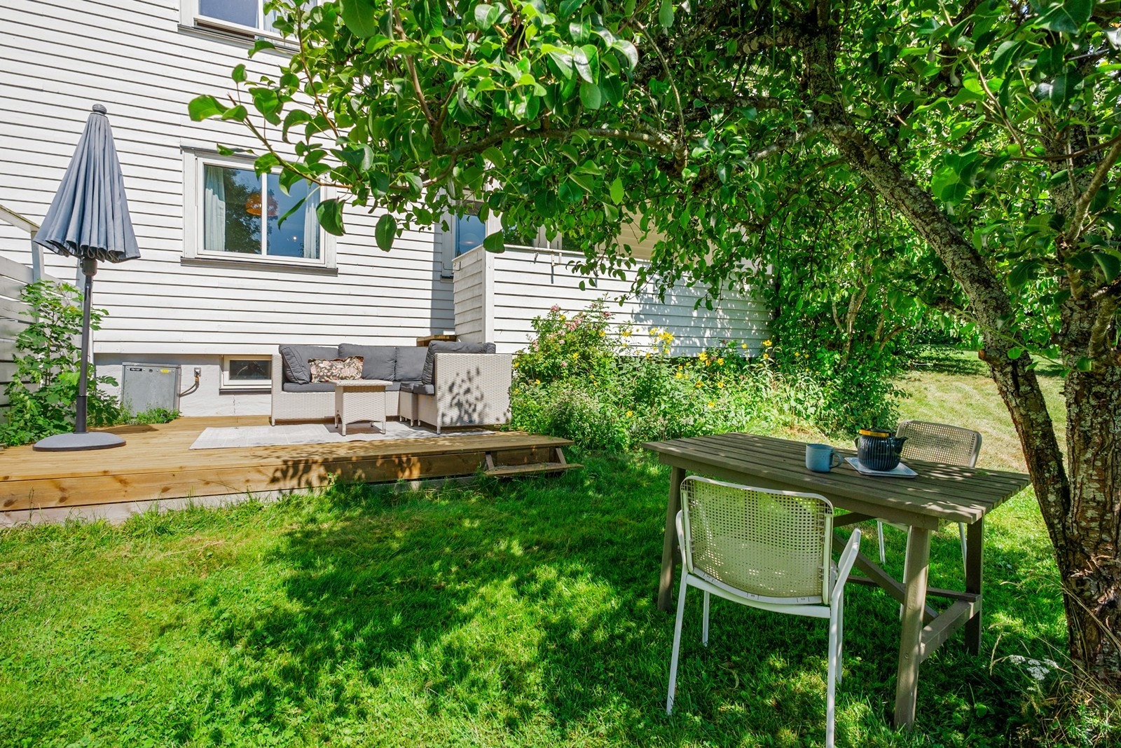 Uteplassen byr på flotte solforhold, hyggelig utsyn og grønne omgivelser. Galleribilde