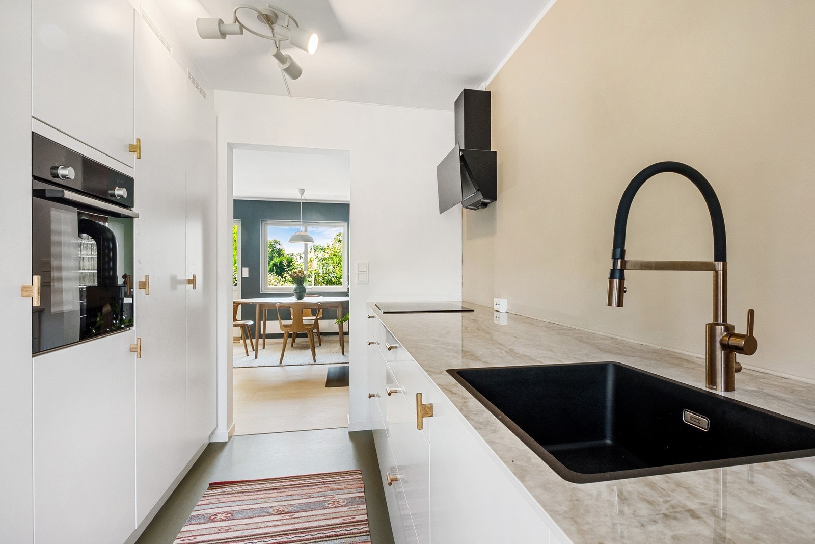 Kvik kjøkken fra 2025 ligger i eget rom like ved stuen, med god størrelse og innredning på begge sider. Galleribilde