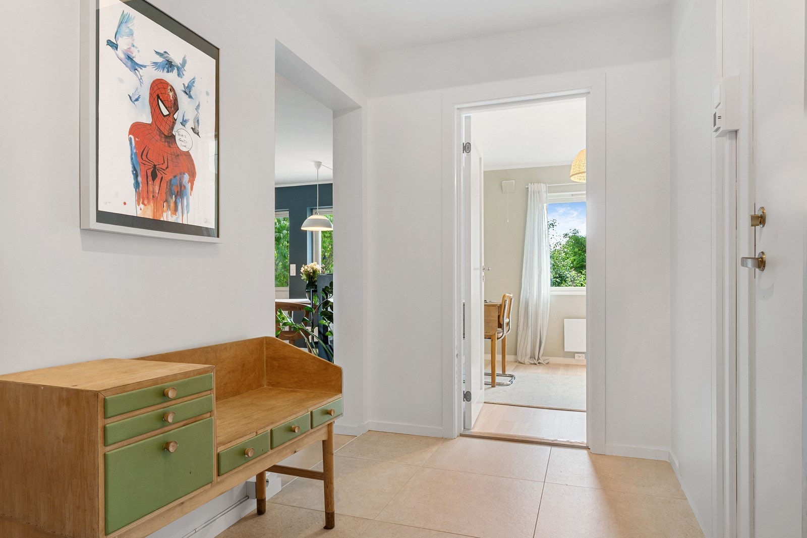 Fra gangen har du tilgang til boligens bad, ett av to soverom og videre inn til en lys og åpen stue. Galleribilde