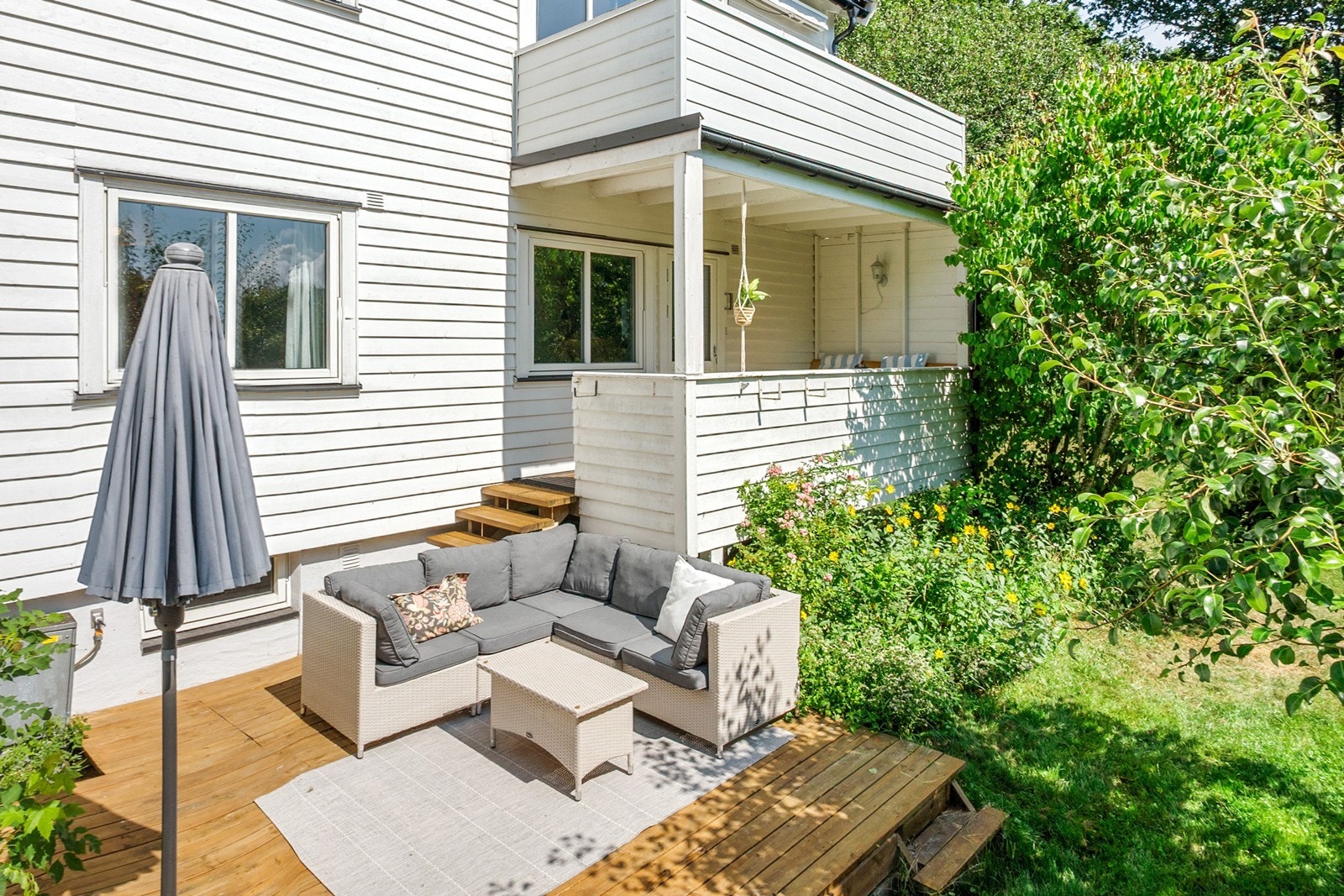 Utearealene er på totalt 23 kvm. Leiligheten ligger skjermet med plass til flere soner med ønsket utemøblement, beplanting og grill. Fotograf: Marie Waagan. Galleribilde