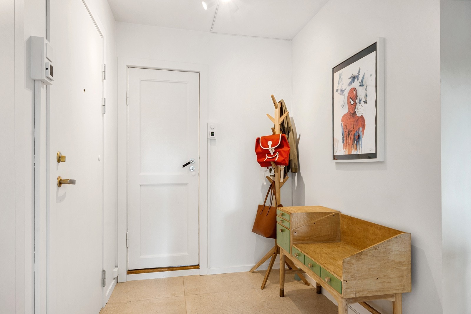 Innenfor døren møtes du av en innbydende entré med lyse 60x60 fliser med behagelig gulvvarme og innvendig bod til lagring av det mest nødvendige. Galleribilde