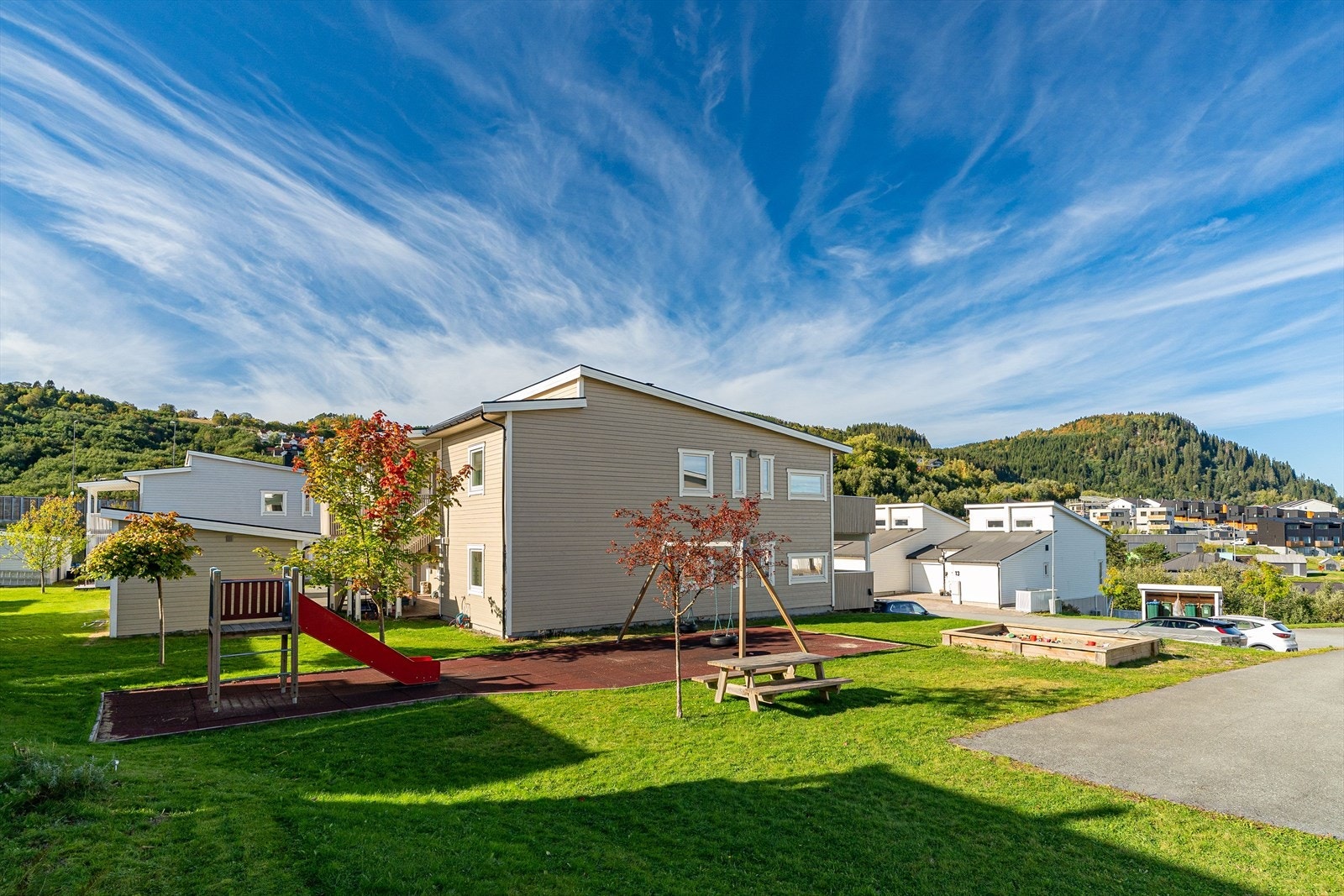 Det er også tilgang på en pent opparbeidet felleseiendom med lekeapparater. Galleribilde