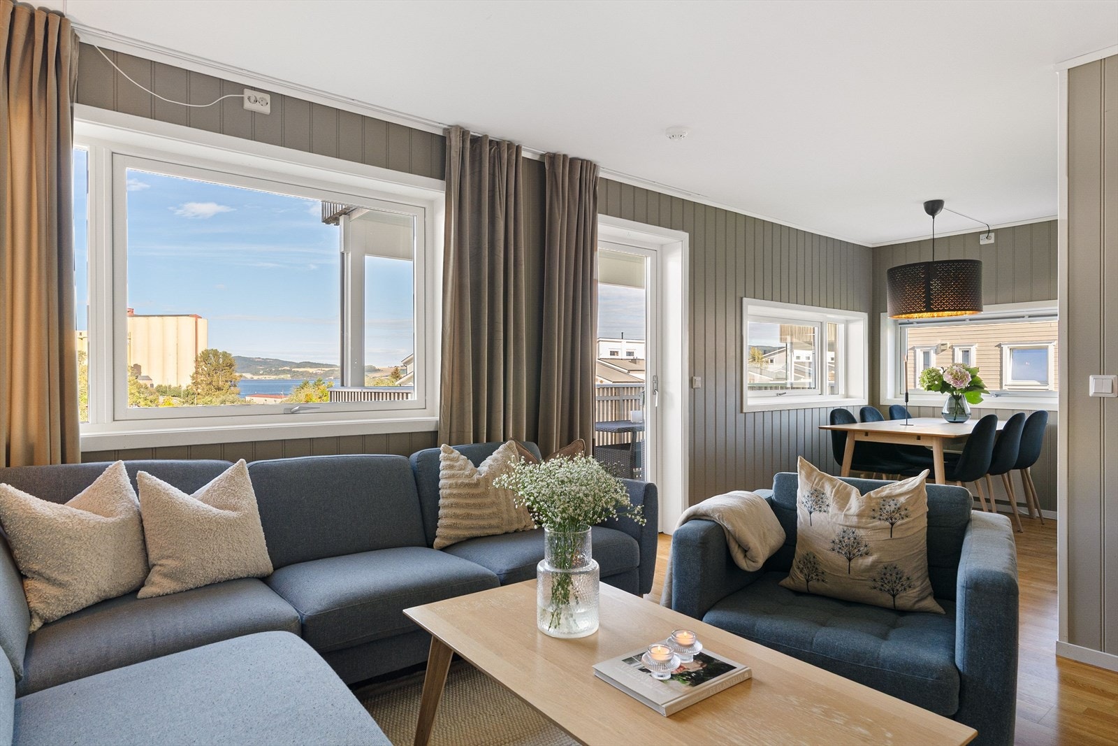 Leiligheten har en lys og tiltalende stue med åpen løsning til kjøkken, og rommet er på til sammen omtrent 31 kvm. Galleribilde