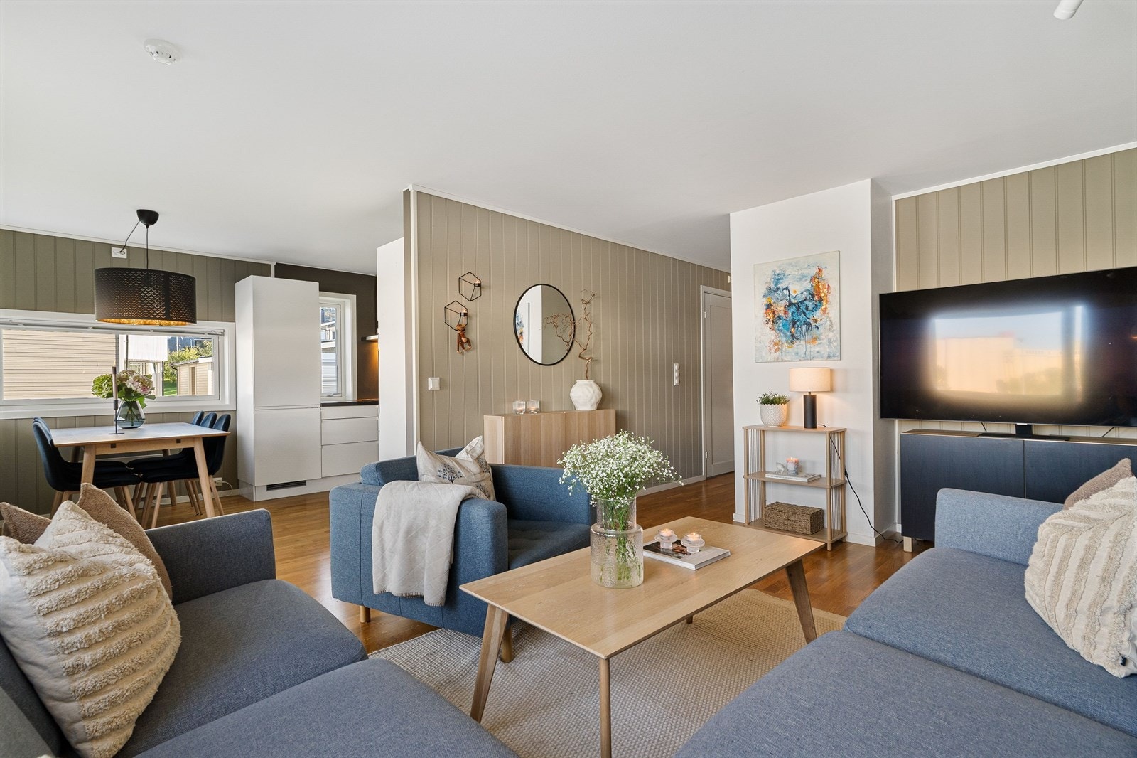 Videre har stuen trestavs gulv og tidsriktig farge på vegger. Galleribilde