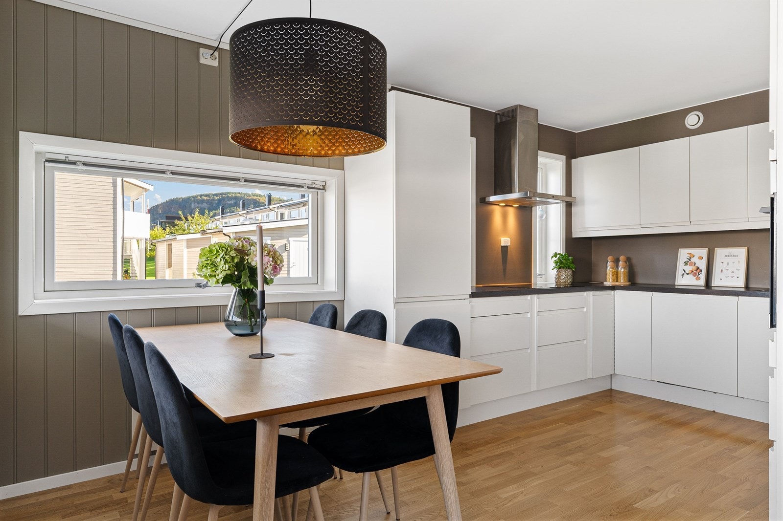 Det moderne kjøkkenet har bruksvennlig innredning og integrerte hvitevarer. Galleribilde