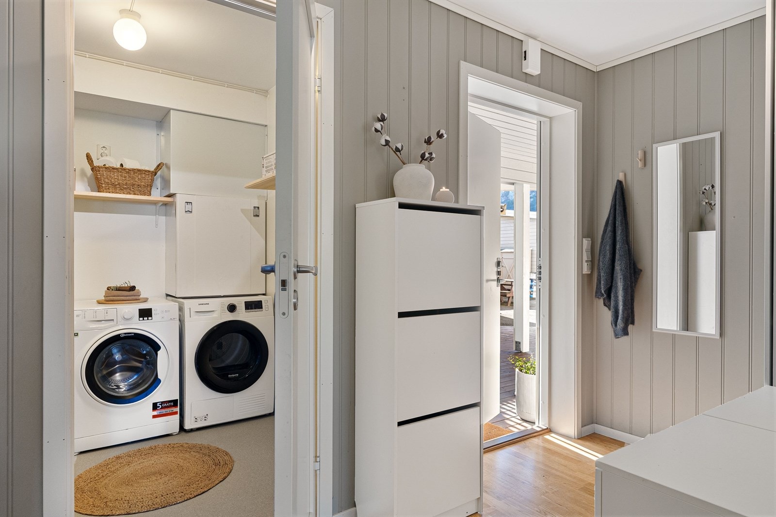 Det er adkomst via overbygd inngangsparti med terrasse mot sørøst. Galleribilde