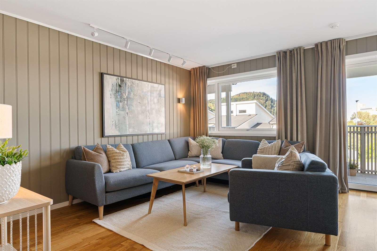 I stuen er det gode vindusflater med fin utsikt, noe som åpner opp rommet og gjør det ekstra luftig. Galleribilde
