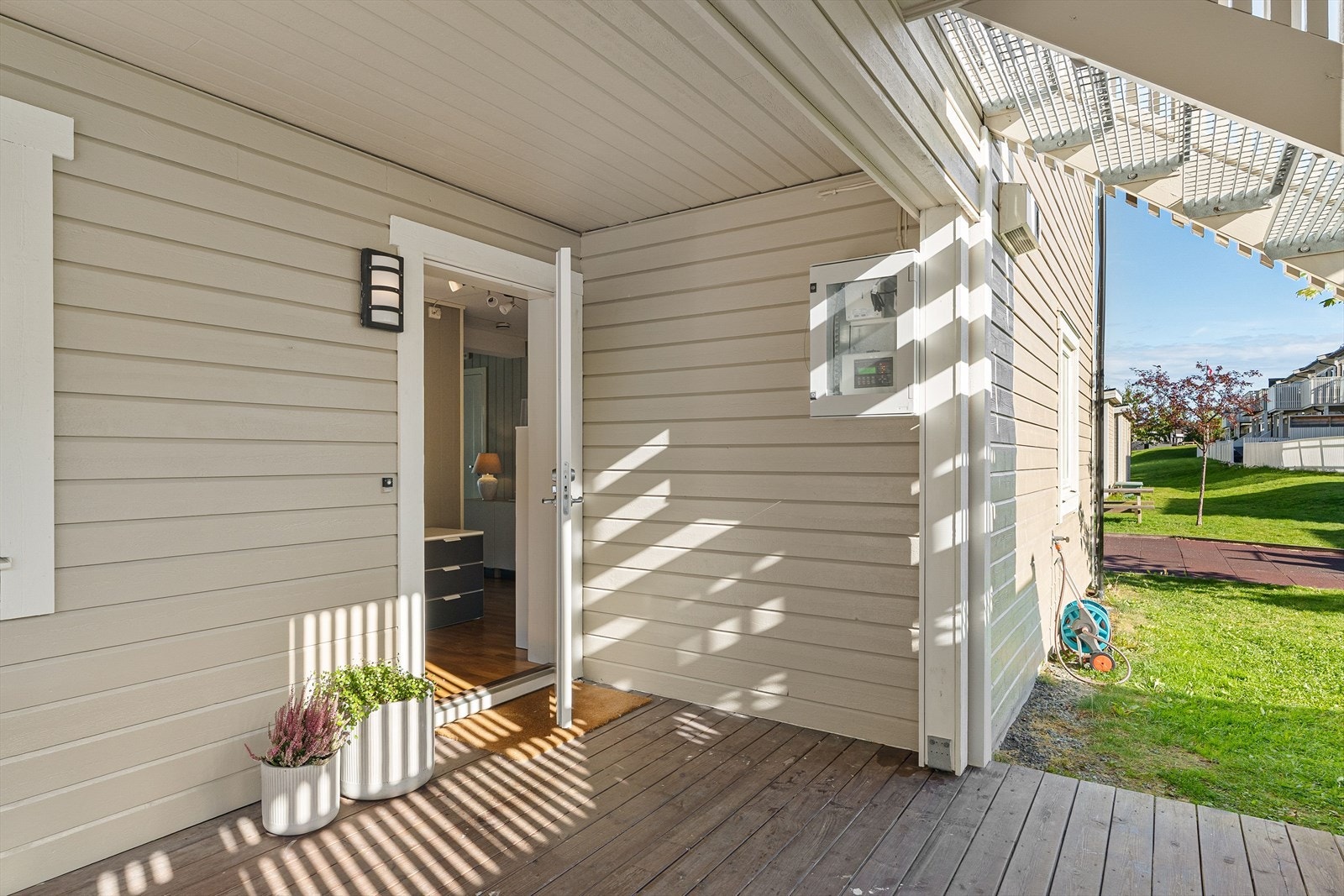 Her er det god plass for hagemøbler i lune omgivelser. Galleribilde