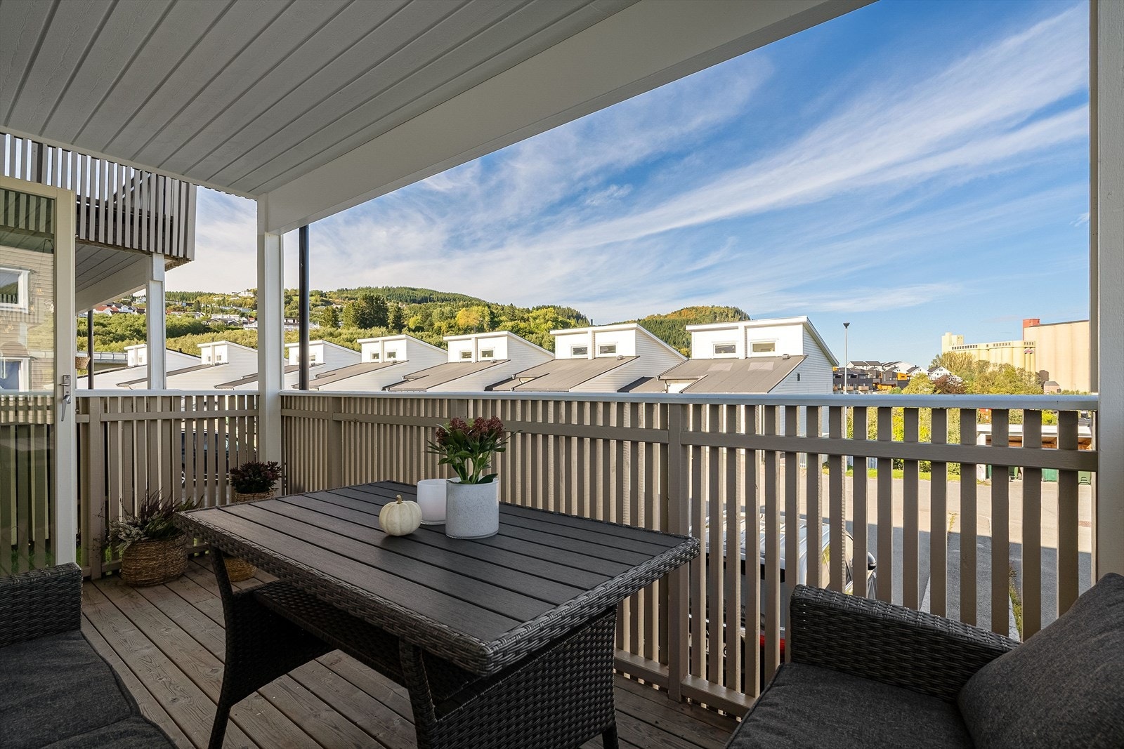 Fra stuen/kjøkkenet er det utgang til en balkong på ca. 9 kvm. Galleribilde