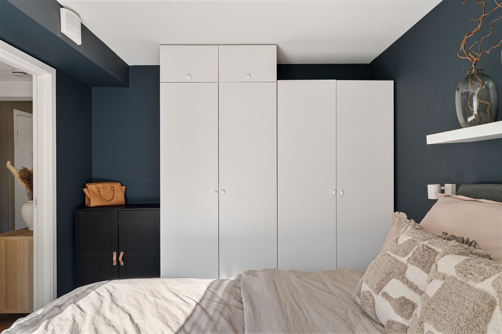 Hovedsoverommet er innredet med to garderobeskap med hvite fronter. Galleribilde