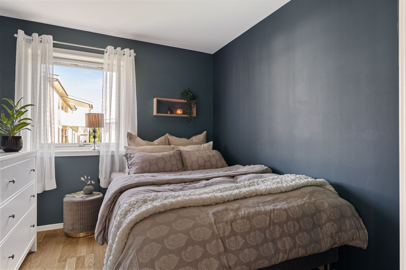 Leiligheten har to fine soverom som begge er holdt i en mørk blåfarge. Dette soverommet er på 7,5 kvm og vender mot nordøst. Galleribilde