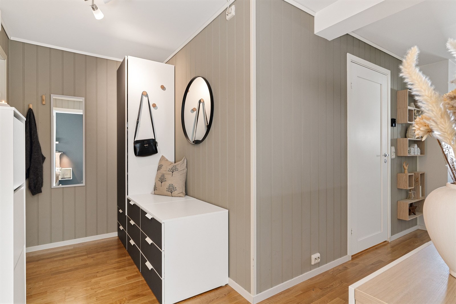 Innbydende entré i lune farger som ønsker deg velkommen inn. Galleribilde