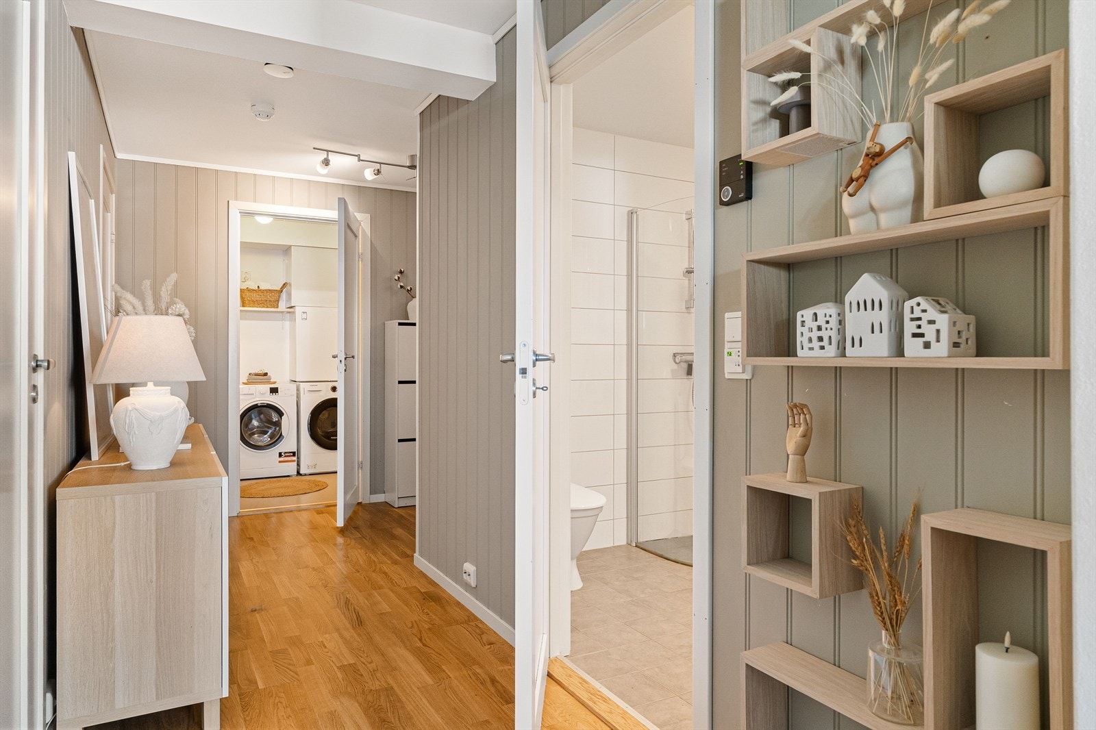 Leiligheten har et romslig og pent bad på 6 kvm med mørke fliser på gulv med varme og hvite fliser på vegg. Galleribilde