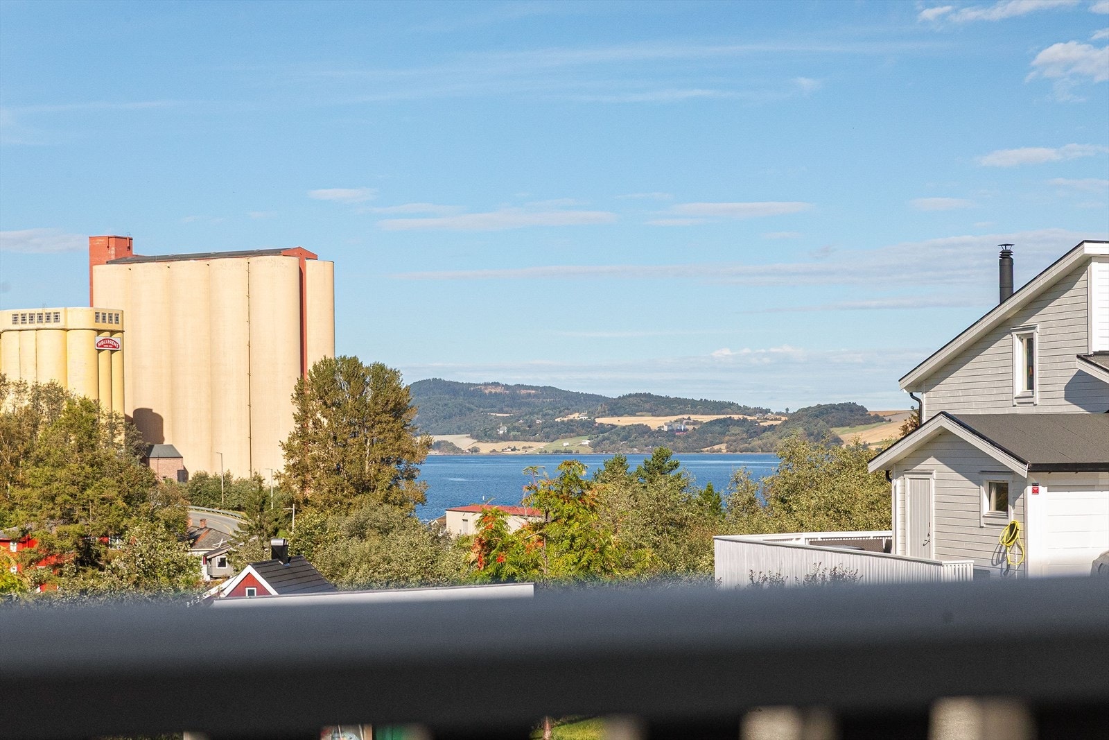 Fra balkongen får du et lite glimt av sjøen. Galleribilde