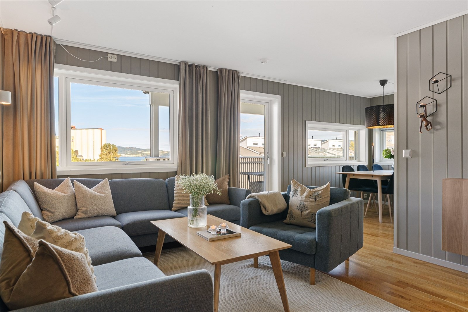 Aktiv Eiendomsmegling v/ Marius Kvalvik har gleden av å presentere Negardsgjerdet 16 - en lys og moderne 3-roms selveierleilighet i første etasje. Foto: Vidar Alvik/ Grattis foto. Galleribilde