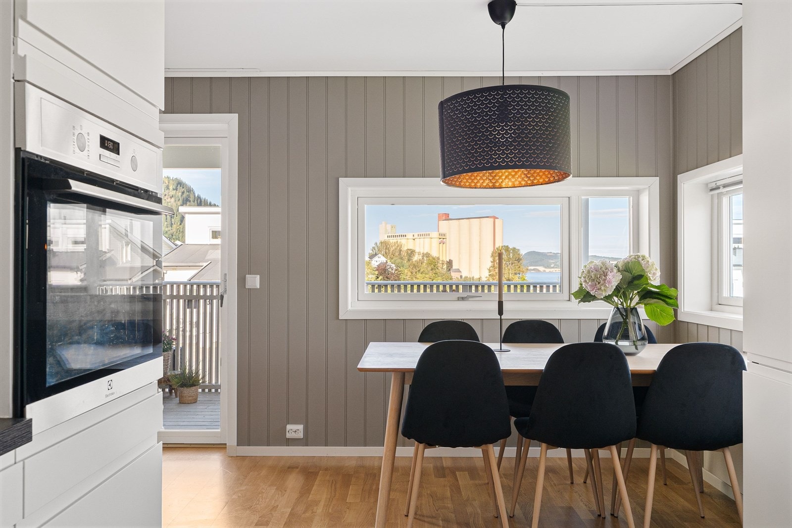 I tilknytning til kjøkkene er det plass til en spisegruppe. Galleribilde