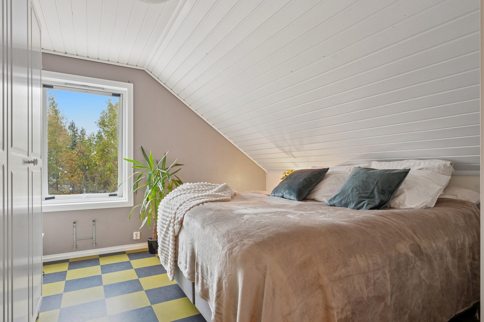 Soverom med garderobeskap. Galleribilde