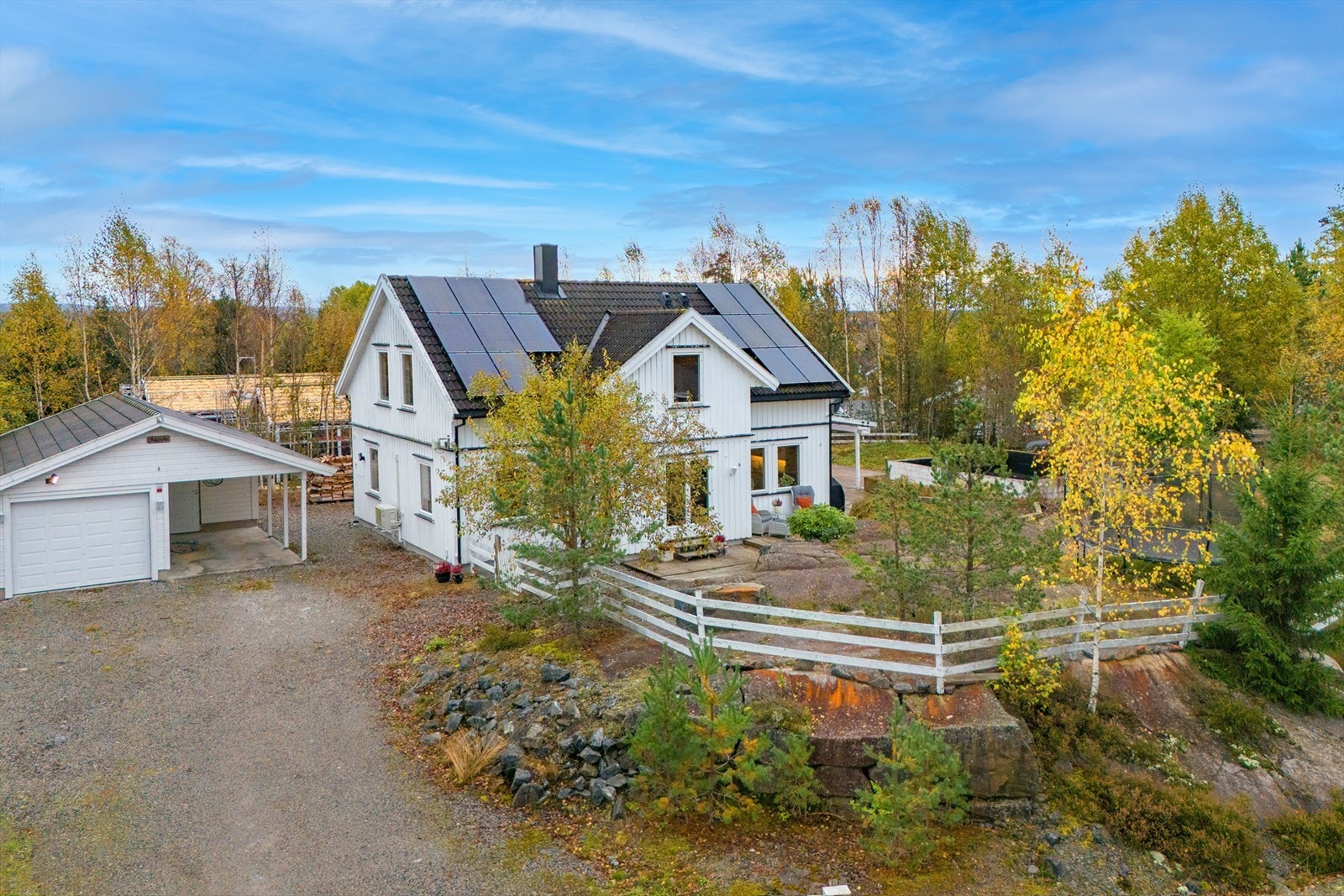 Eiendommen har gruset adkomstvei og parkering i garasje og carport. Galleribilde