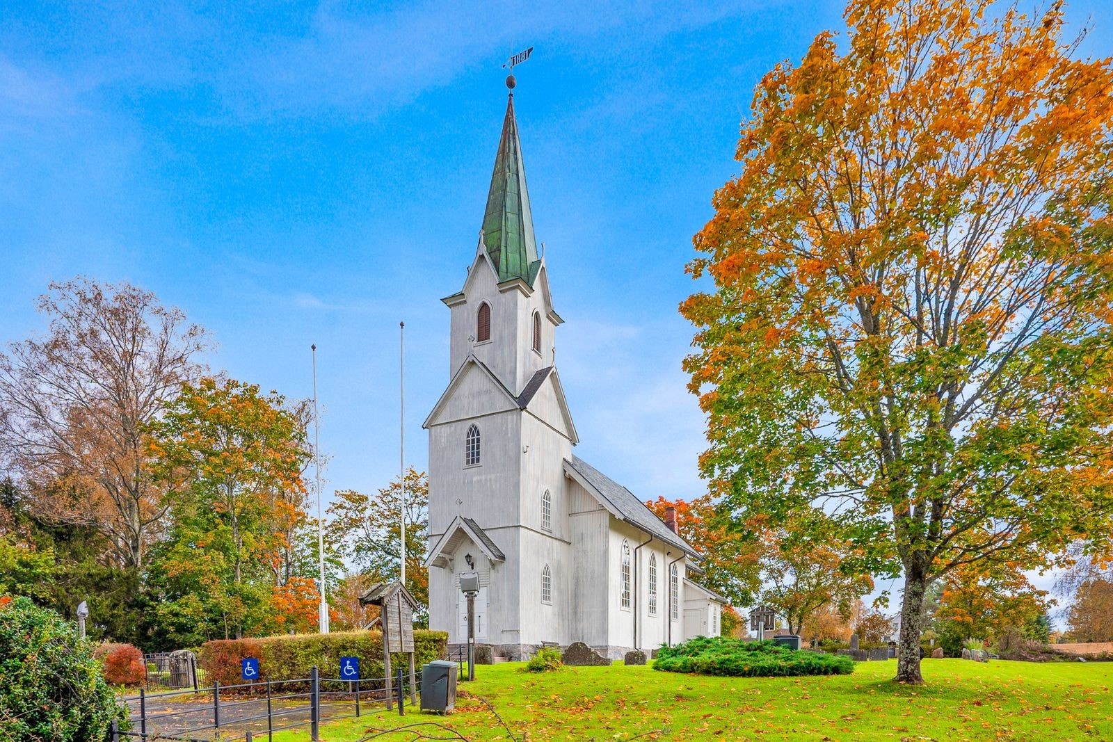 Garder kirke i nydelige høstfarger. Galleribilde