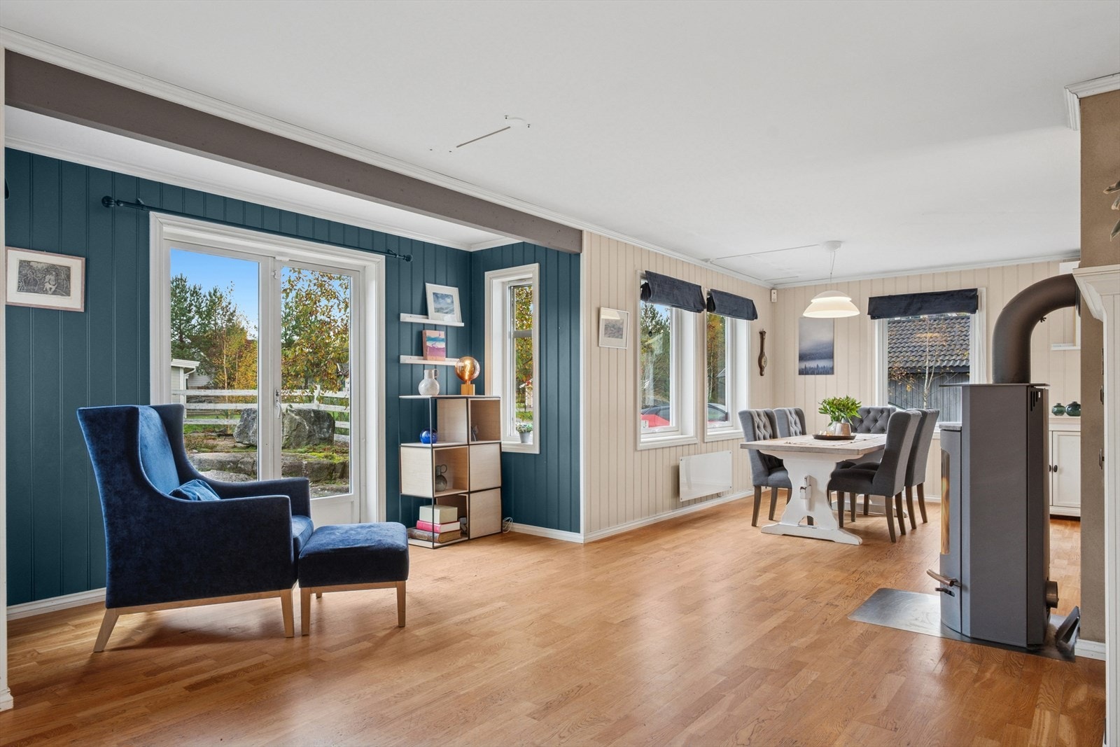 Store vindusflater slipper inn rikelig med naturlig lys og skaper en lys og luftig romfølelse. Galleribilde