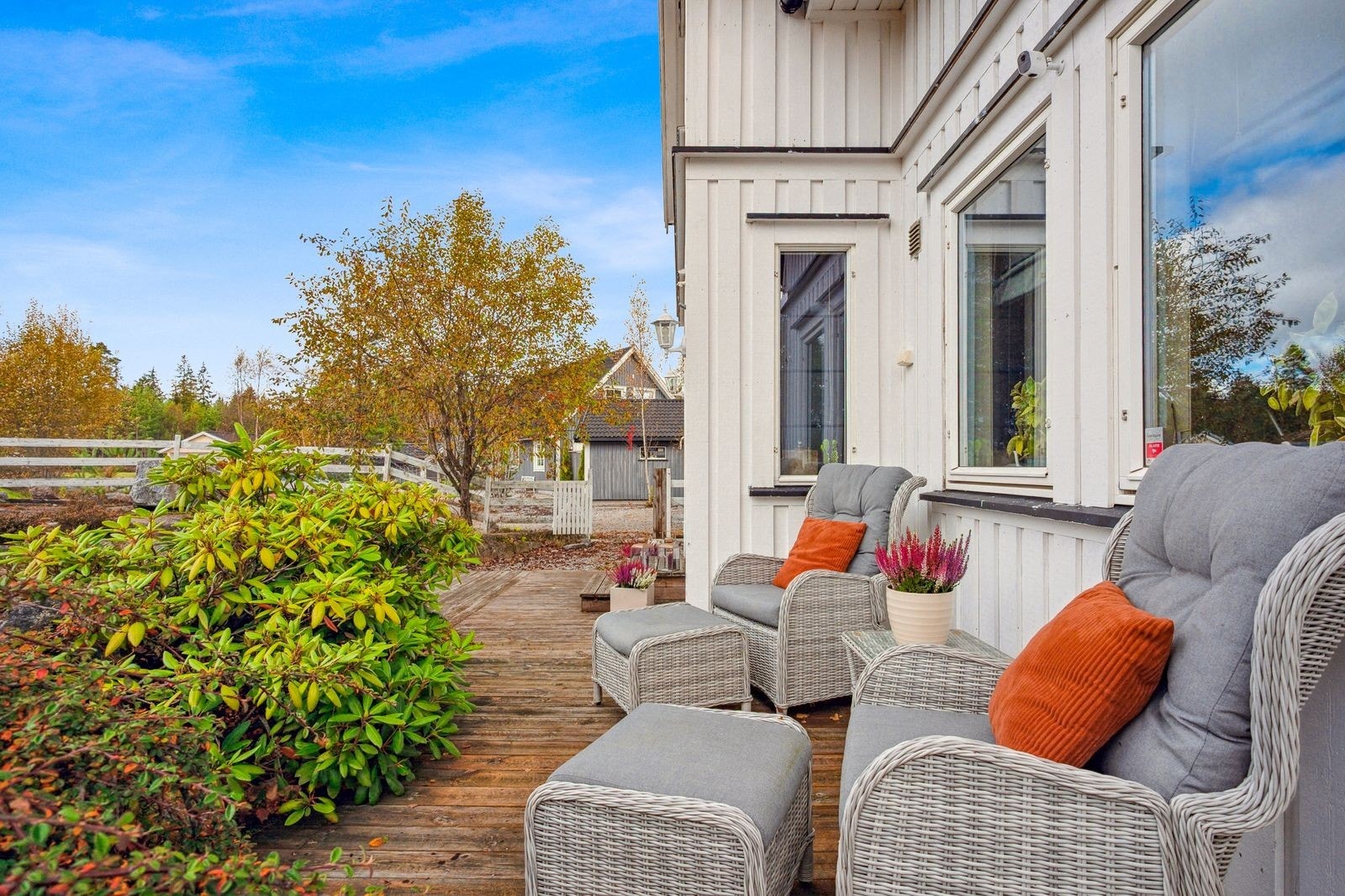 Terrasseplattingen på til sammen ca. 80 kvm gir gode møbleringsmuligheter. Galleribilde