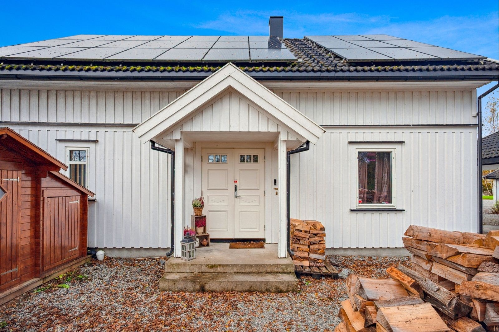 Ved inngangspartiet finner du en bod på 4 kvm for oppbevaring av utstyr og ved. Solcelle. Galleribilde