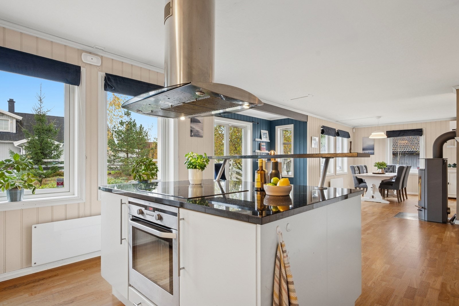 Kjøkkenet har en åpen løsning med en praktisk kjøkkenøy. Galleribilde